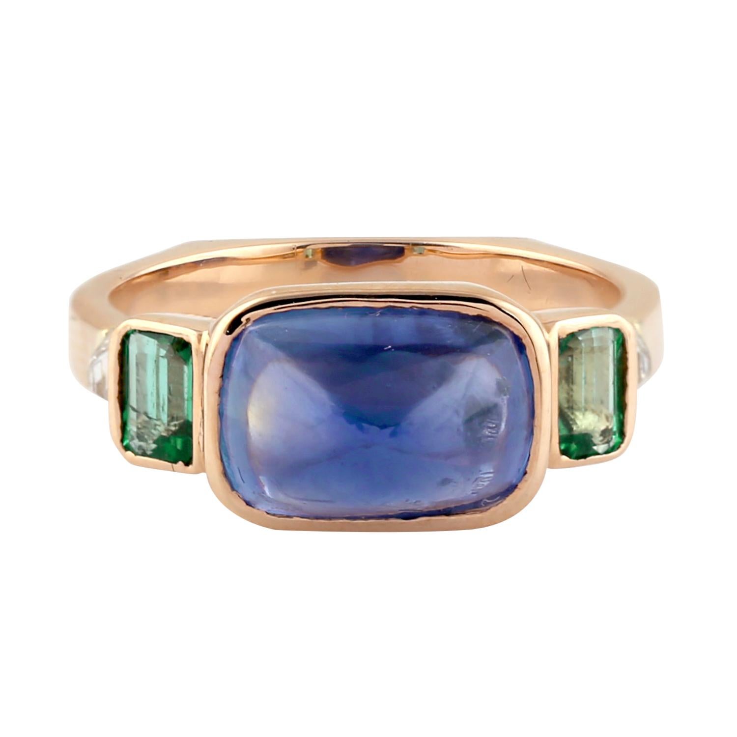 Designer Blauer Saphir Ring mit Diamanten in 18K Gelbgold gefasst ist wirklich cool und stilvoll

Ringgröße: 7.25 (kann angepasst werden)

18K Gold: 4,7g
Diamant: .13cts
Blauer Saphir: 5.85cts