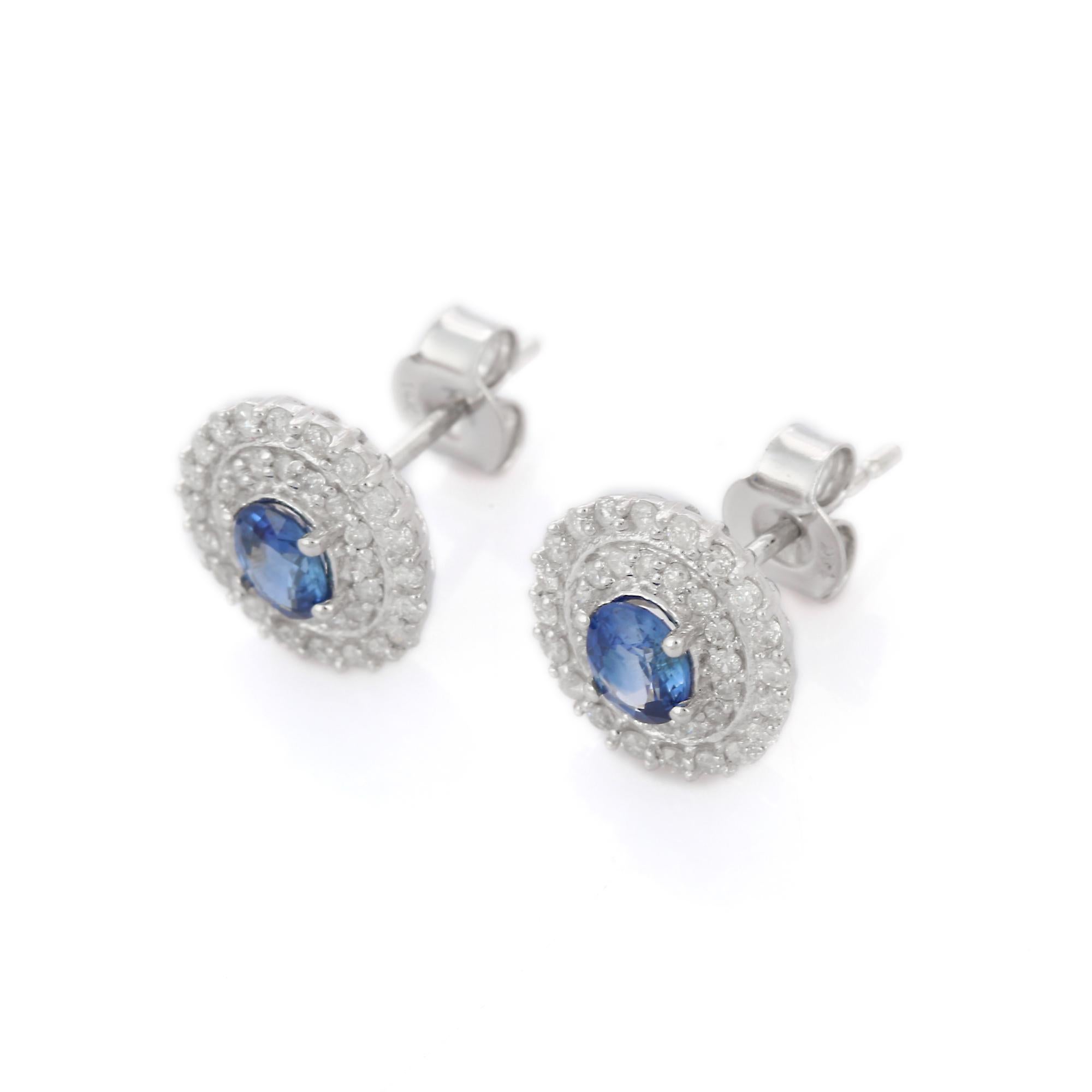 Moderno Orecchini firmati con zaffiro blu e diamanti a raggiera in oro bianco 14 carati in vendita