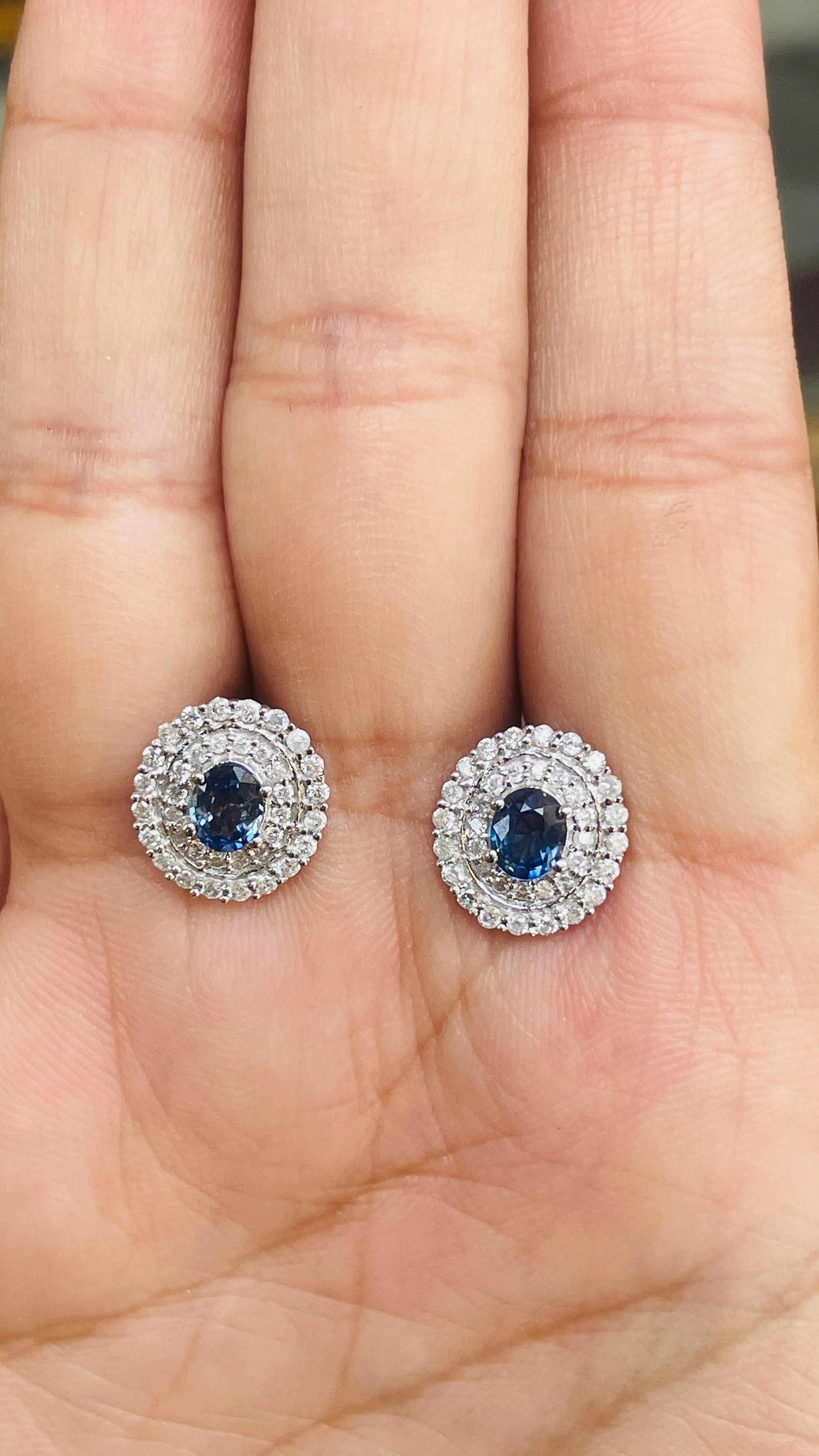 Taglio ovale Orecchini firmati con zaffiro blu e diamanti a raggiera in oro bianco 14 carati in vendita