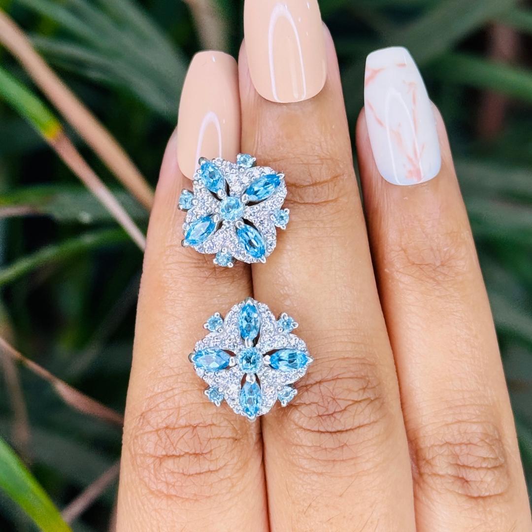 Pendientes florales de topacio azul de diseño para boda en plata de ley, para que tu look sea toda una declaración de intenciones. Necesitarás pendientes de tachuelas para marcar la diferencia con tu look. Estos pendientes crean un aspecto