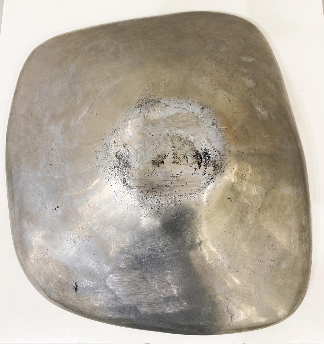 Cuenco de diseño en aluminio y latón, David Marshall, España finales del siglo XX en venta