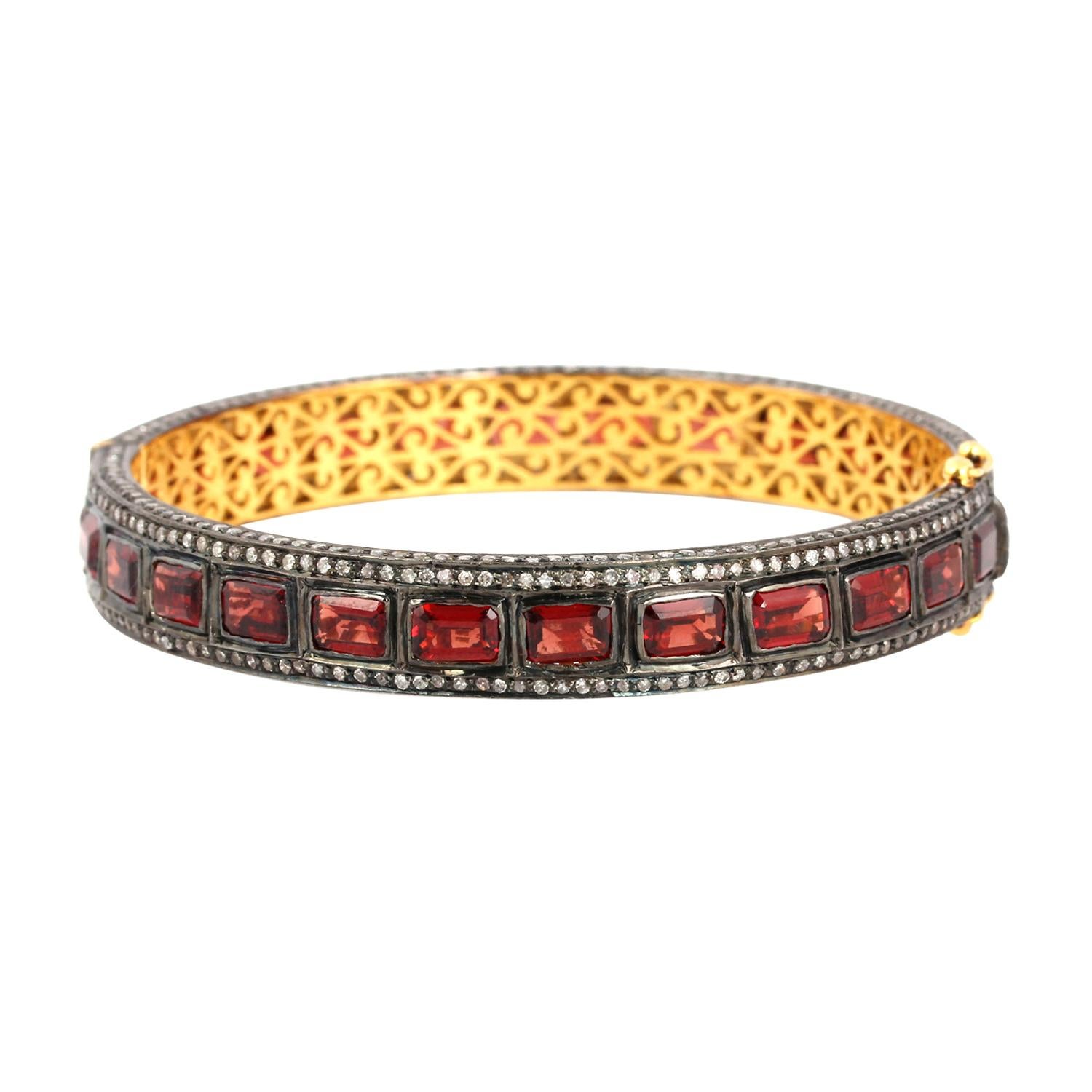 Designer-Armband des Designers mit rotem Granat, umgeben von Diamanten in Pavé-Fassung (Gemischter Schliff) im Angebot