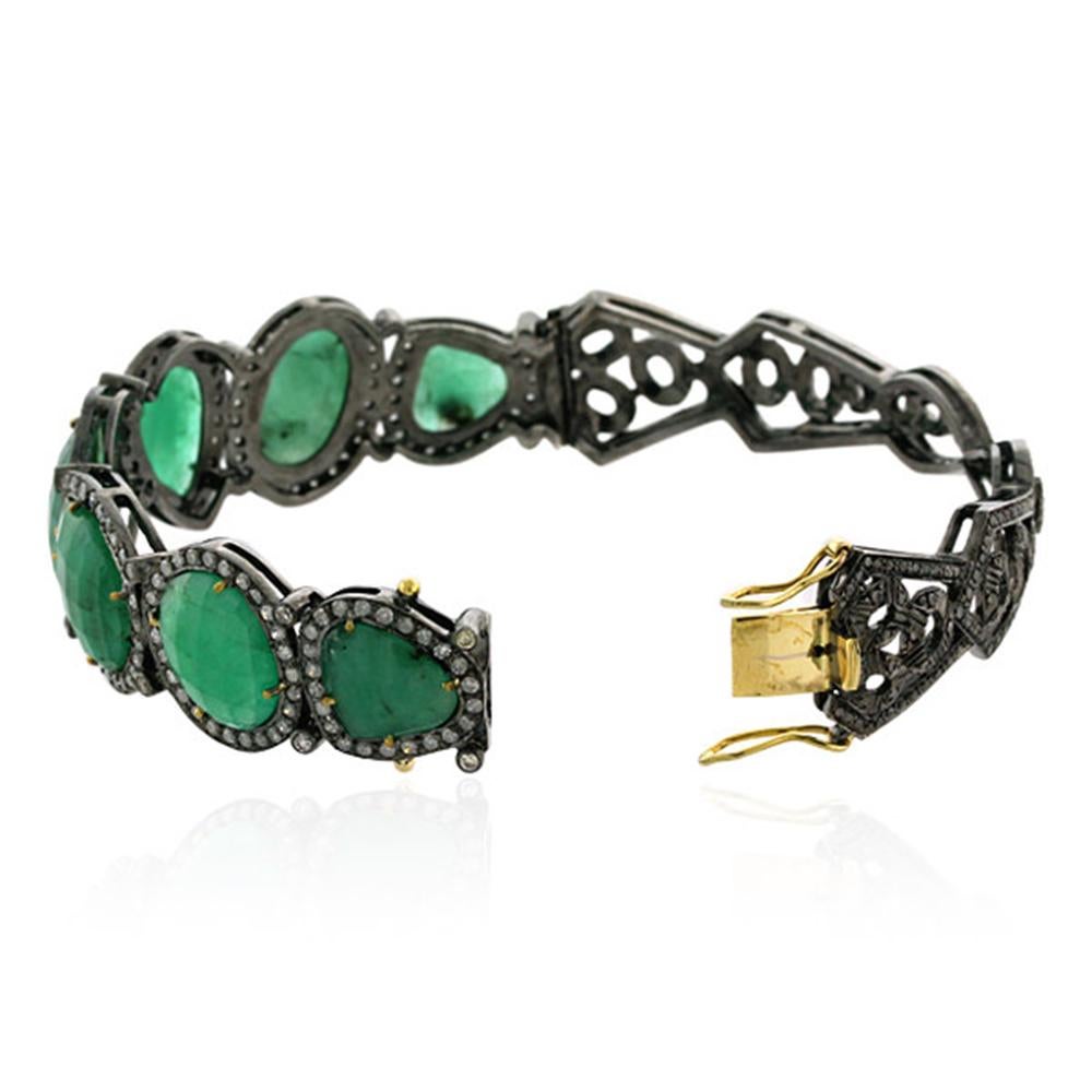 Designer Designer-Armreif mit grünem Smaragd und Pavé-Diamanten aus 18 Karat Gold und Silber (Moderne) im Angebot