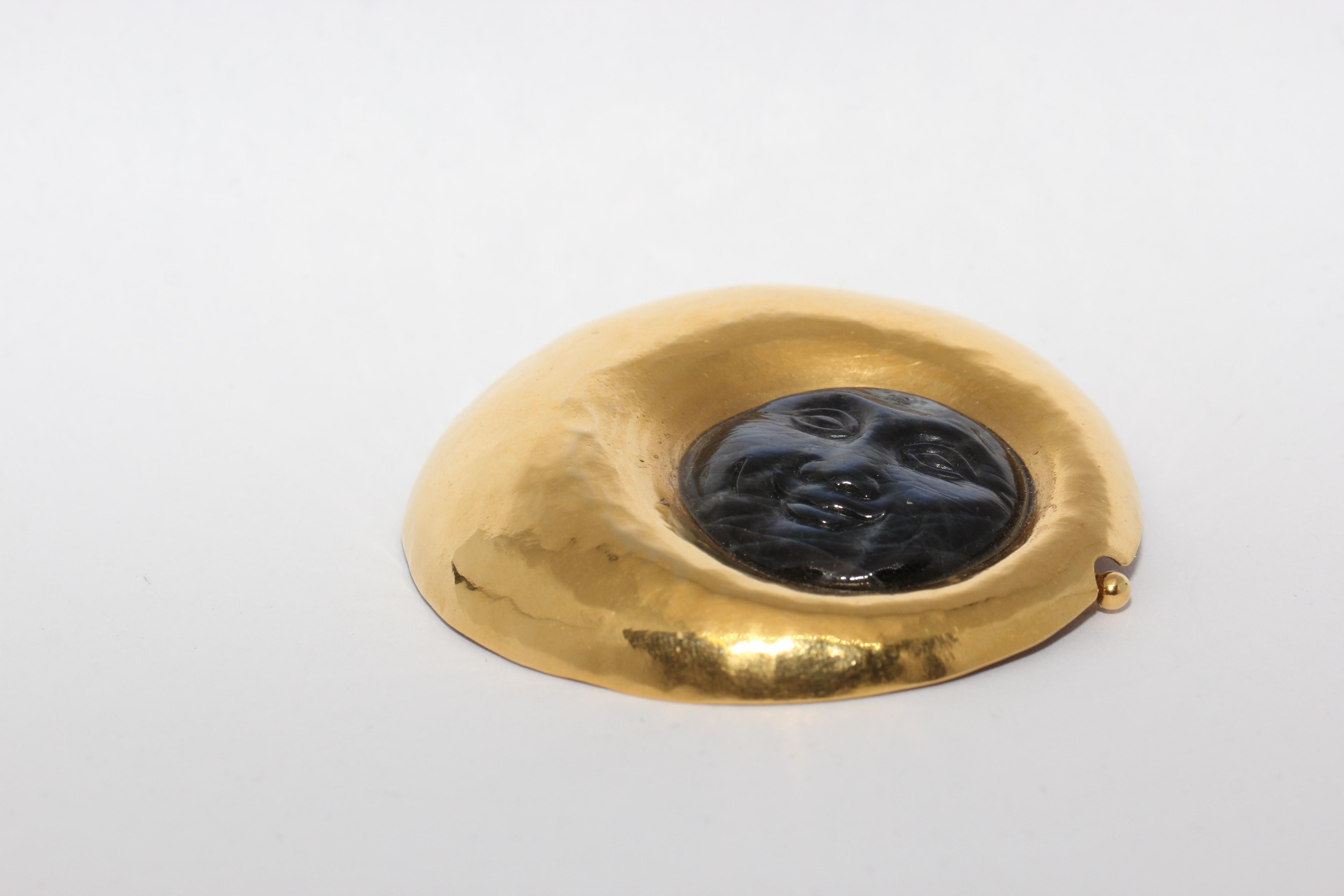 Moderne Broche de créateur en or 18 carats, martelée de la lune en nacre en vente