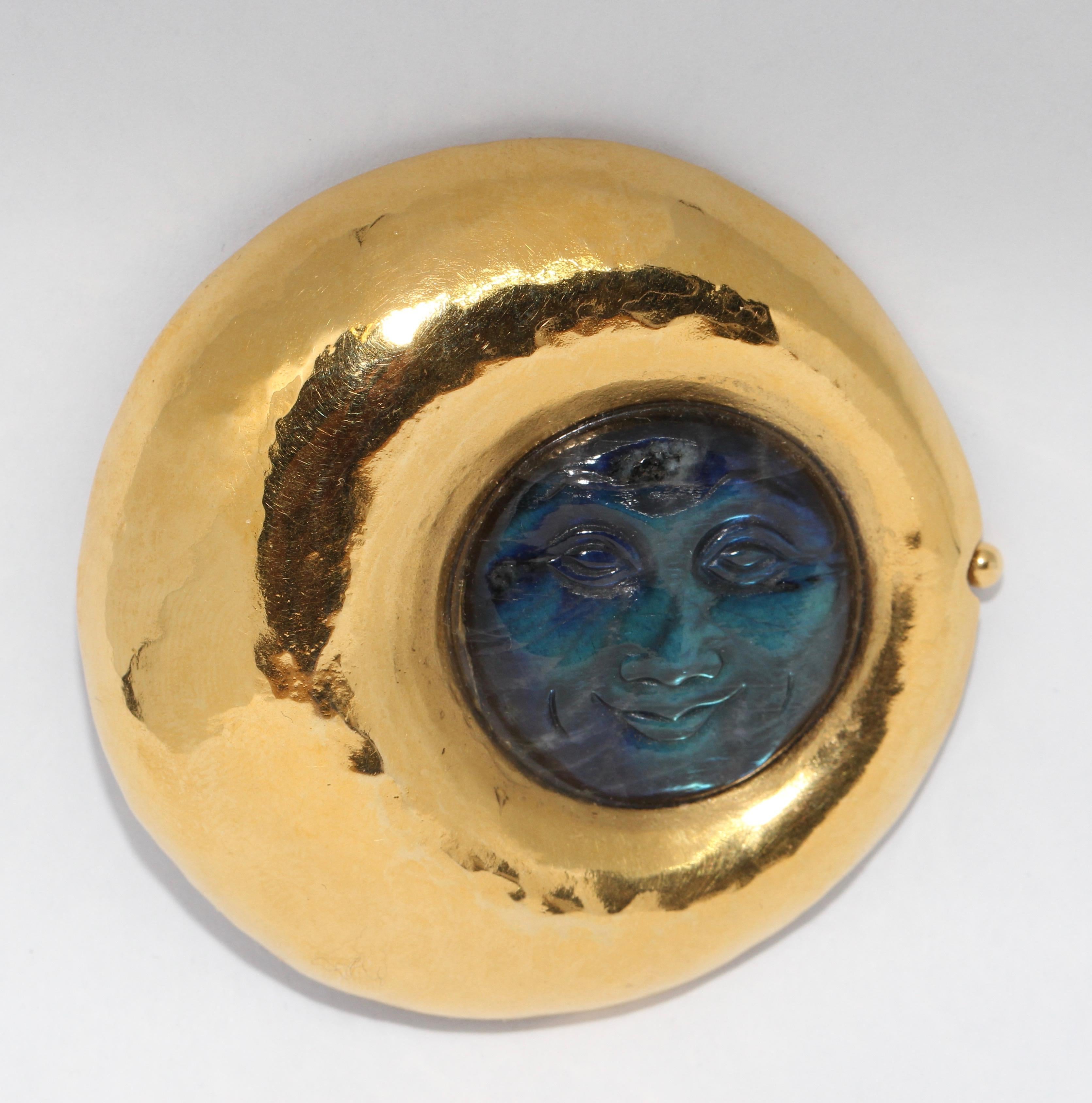 Broche de créateur en or 18 carats, martelée de la lune en nacre Bon état - En vente à Berlin, DE