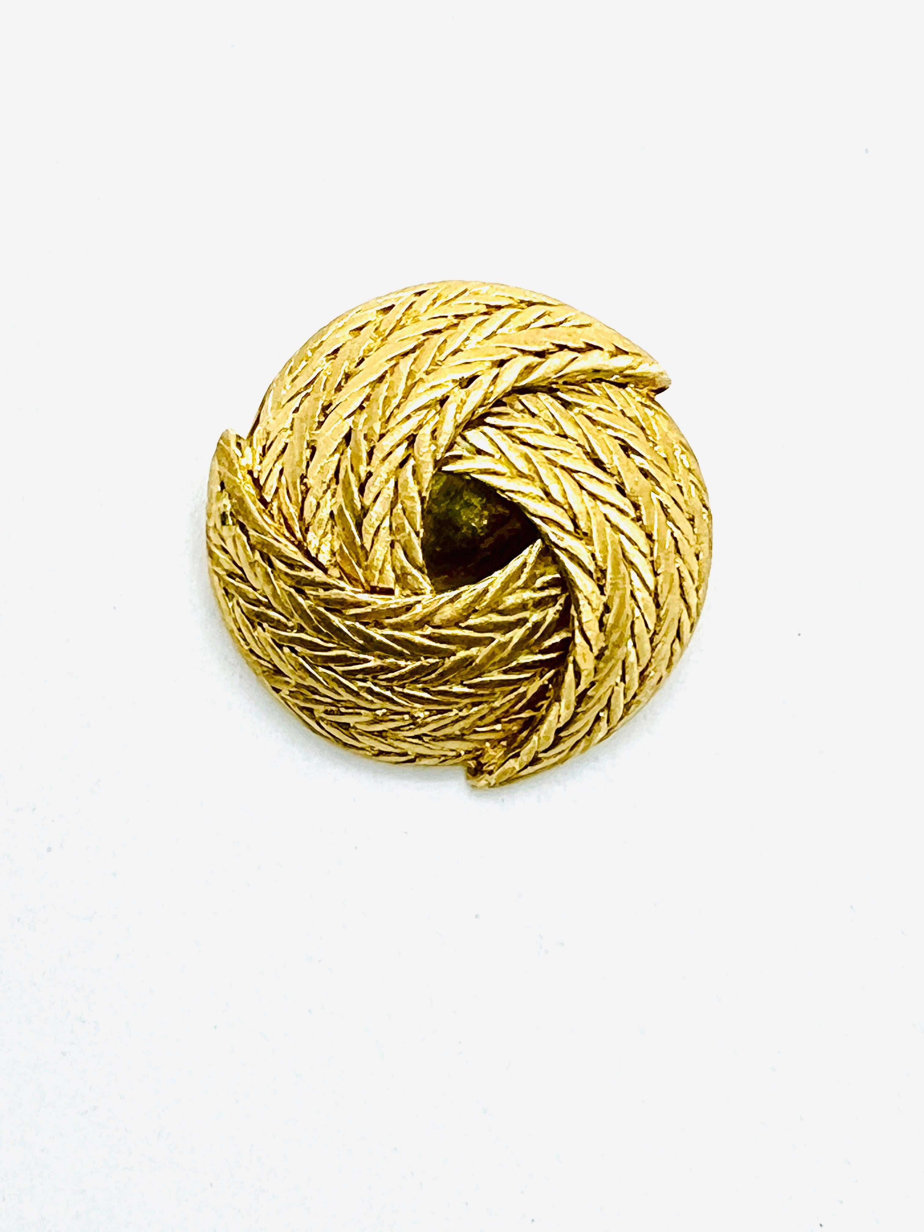 Magnifique broche ronde de Buccellati. Cette pièce est réalisée en or jaune 18 carats. Il présente un magnifique motif de panier tressé en trois sections qui se chevauchent. Il mesure 32 mm de diamètre et pèse 19,4 grammes. Gravé au dos 
