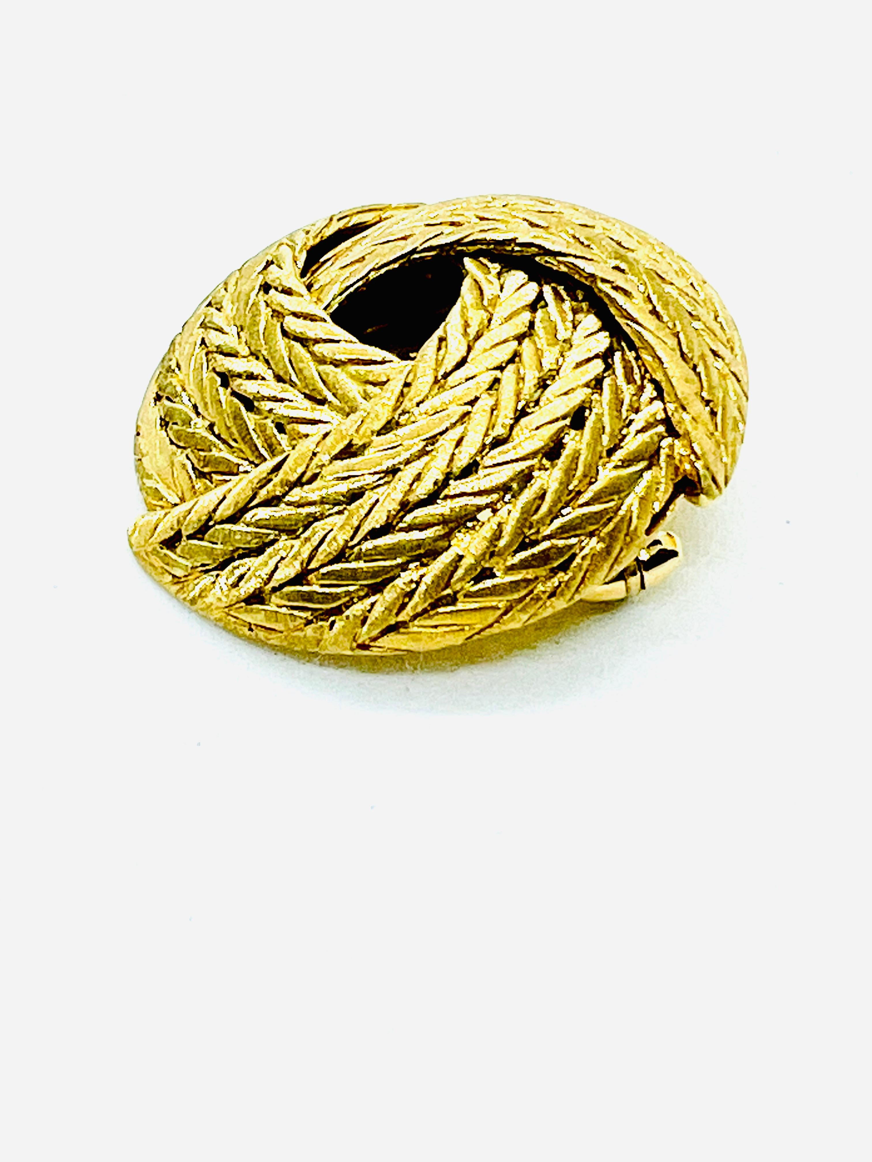Designer Buccellati 18K yellow Gold 32mm Round woven basket weave brooch For Sale 1