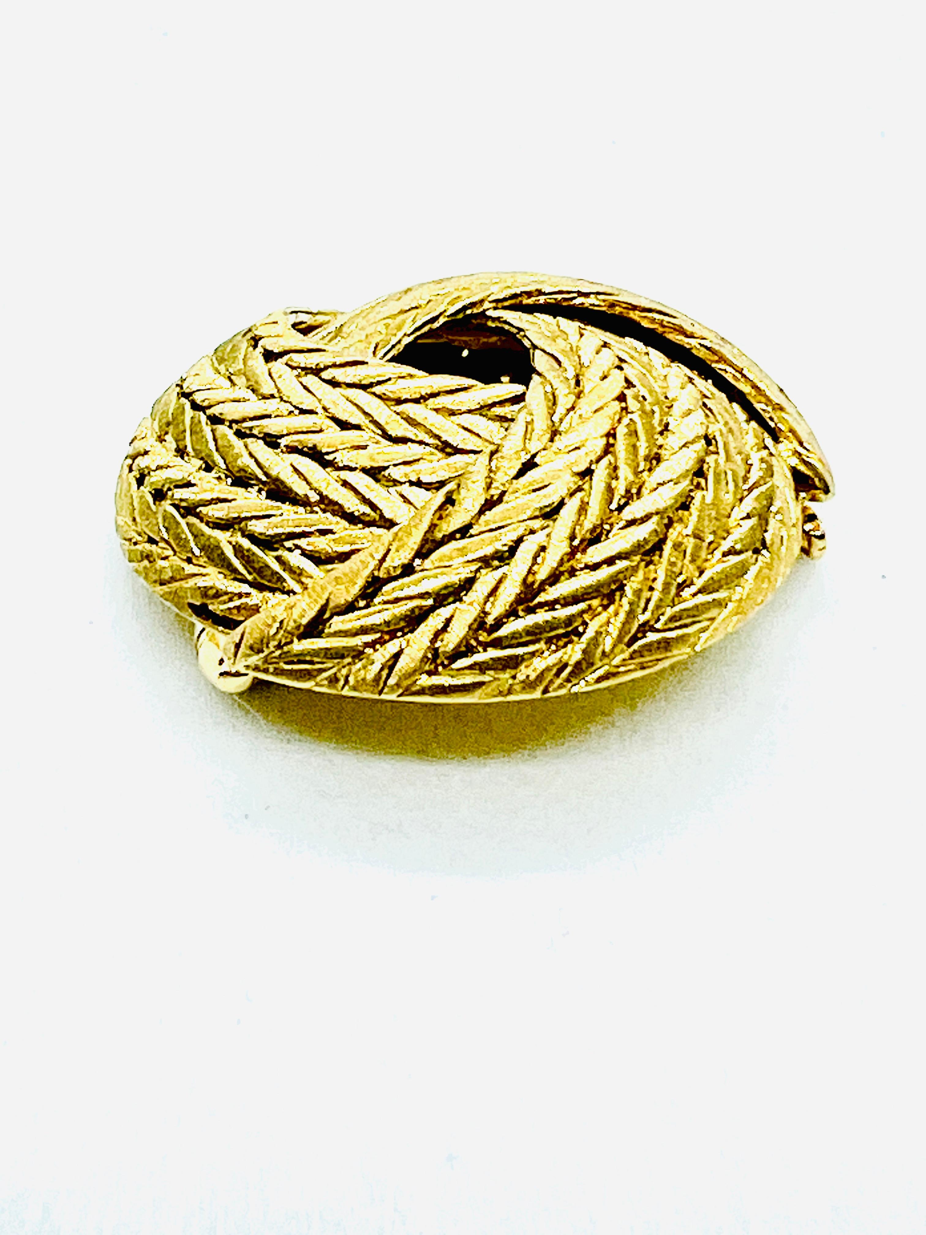 Designer Buccellati 18K yellow Gold 32mm Round woven basket weave brooch For Sale 2