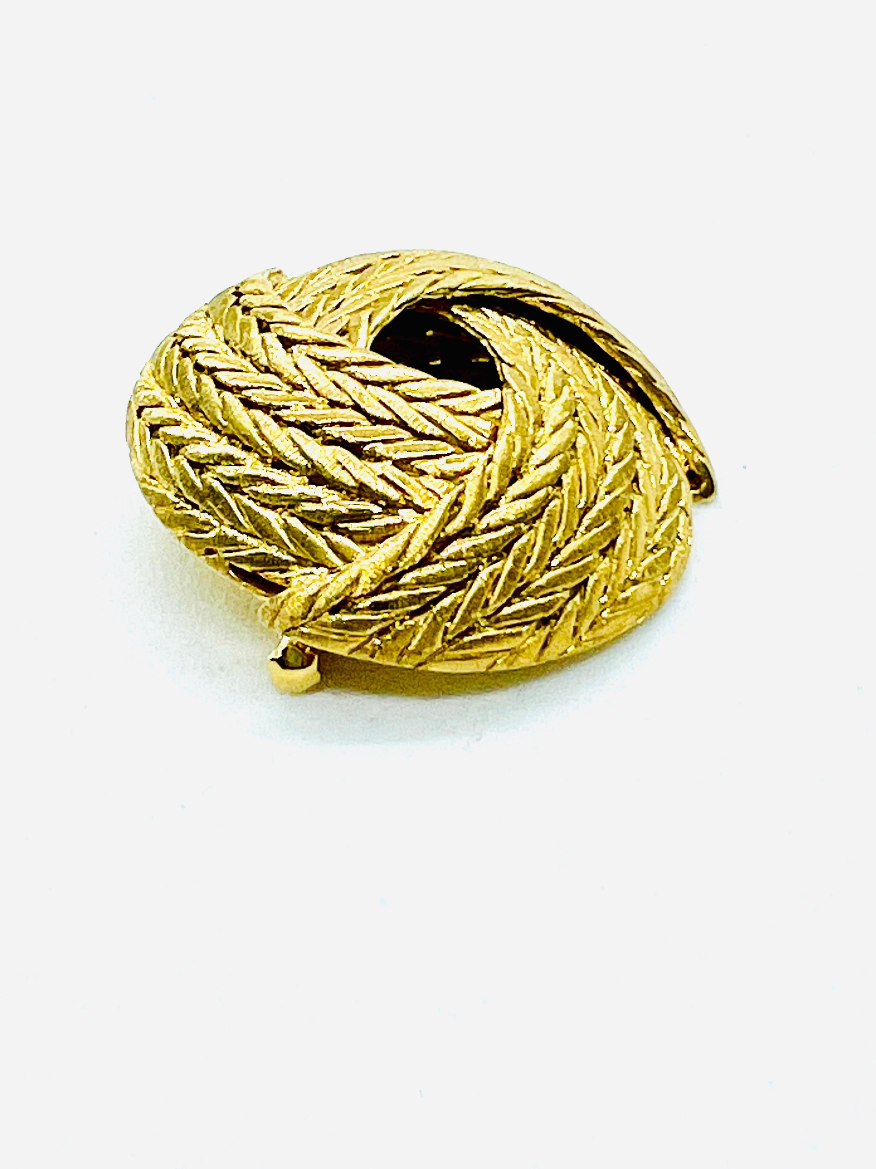 Designer Buccellati 18K yellow Gold 32mm Round woven basket weave brooch For Sale 3