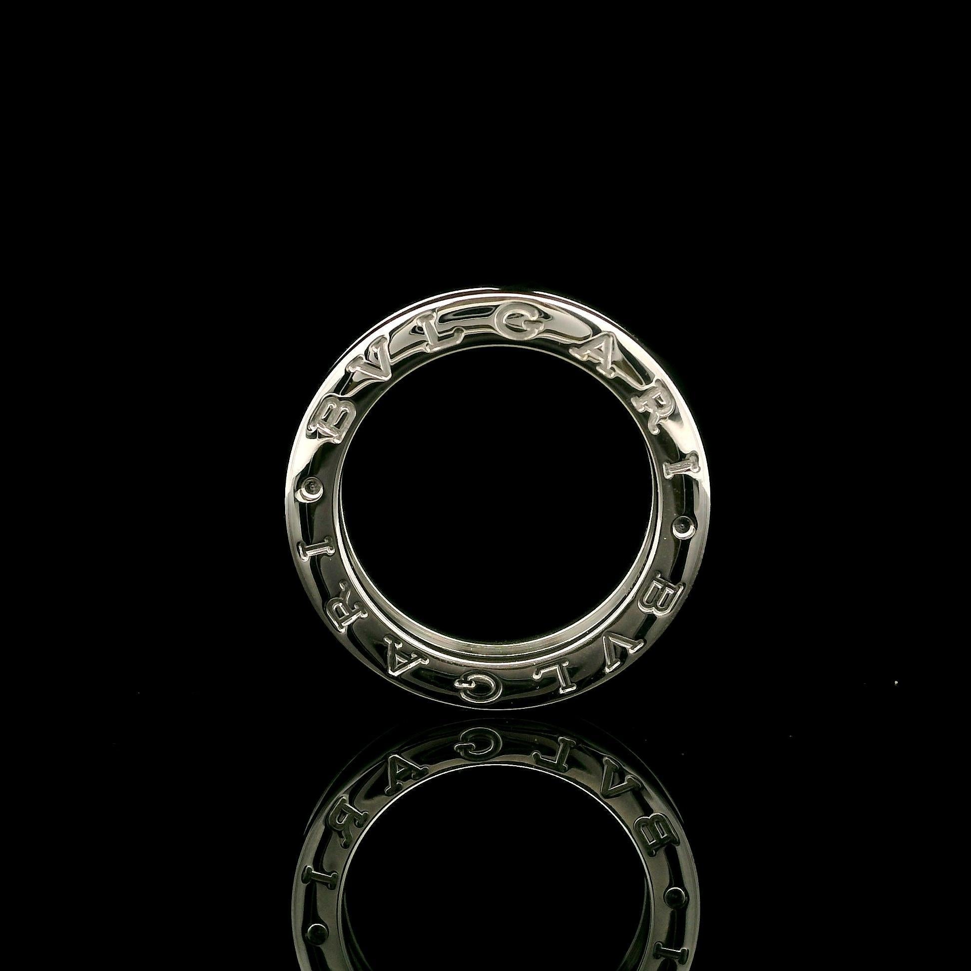 MATERIAL : Or blanc massif 18k 
Poids : 5,80 grammes
Taille de la bague : Taille 50 européenne / 5 US (cette bague ne peut pas être taillée sur mesure)
Largeur de l'anneau : 4,9 mm (0,19
