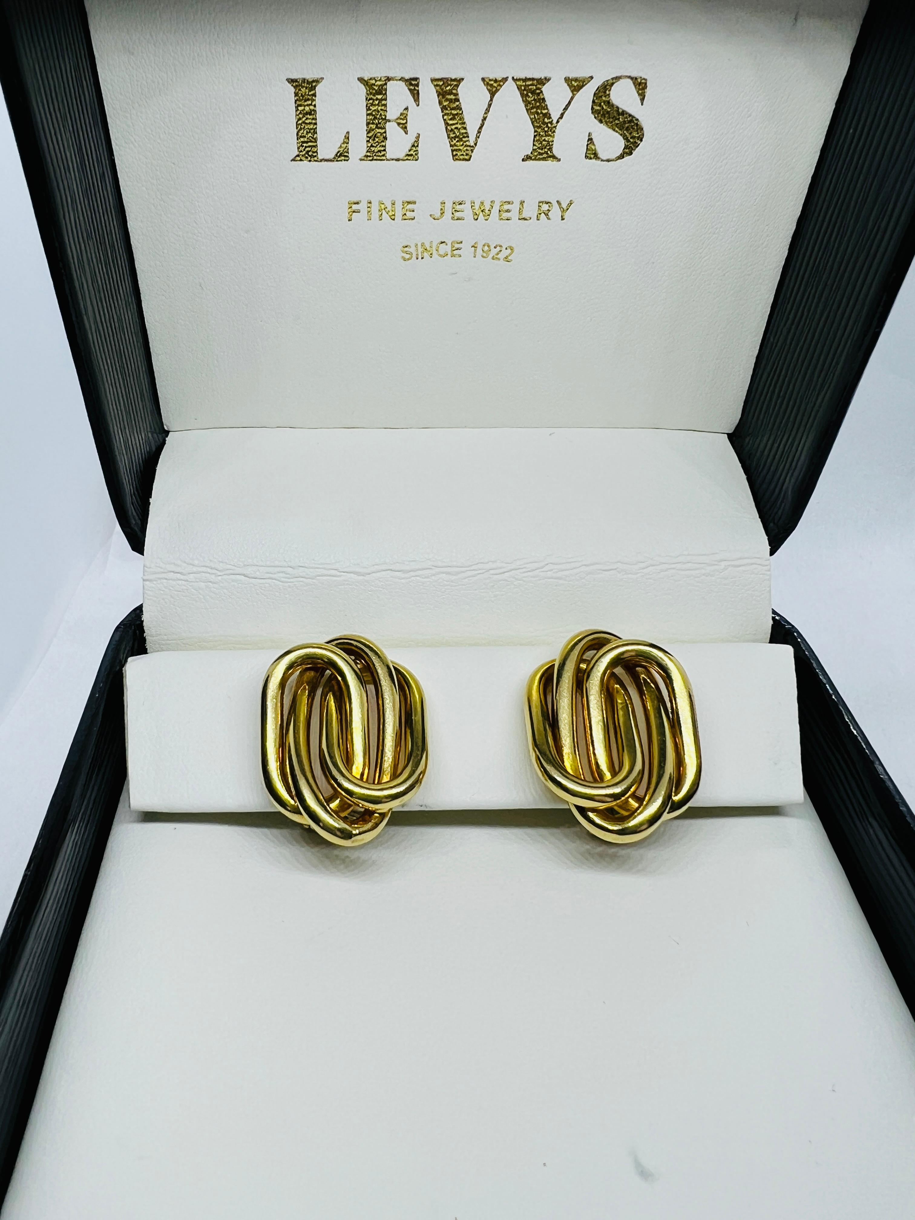 Beautiful Designer Bvlgari clip on earrings. These Mid Century Modern earrings are just stunning. They are made in 18K yellow gold. They measure one inch by three quarter inch and weigh 13.5 grams. The gold is shaped into three interconnected oblong