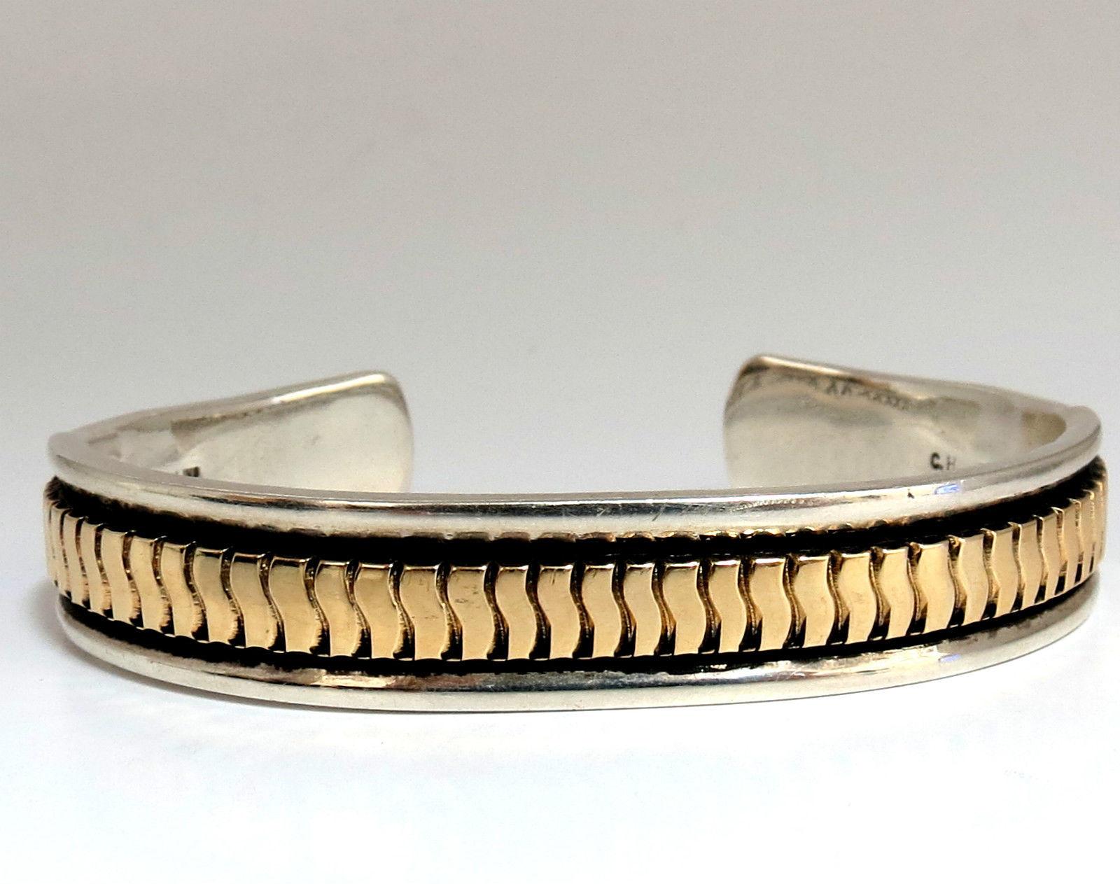 Progettista: C. Harrell 

Bracciali e orecchini

Oro giallo 14kt. e argento

Gli orecchini misurano 2 pollici di lunghezza e 0,40 pollici di larghezza.

Bracciale: 6,5 pollici di polso e .42 pollici di larghezza