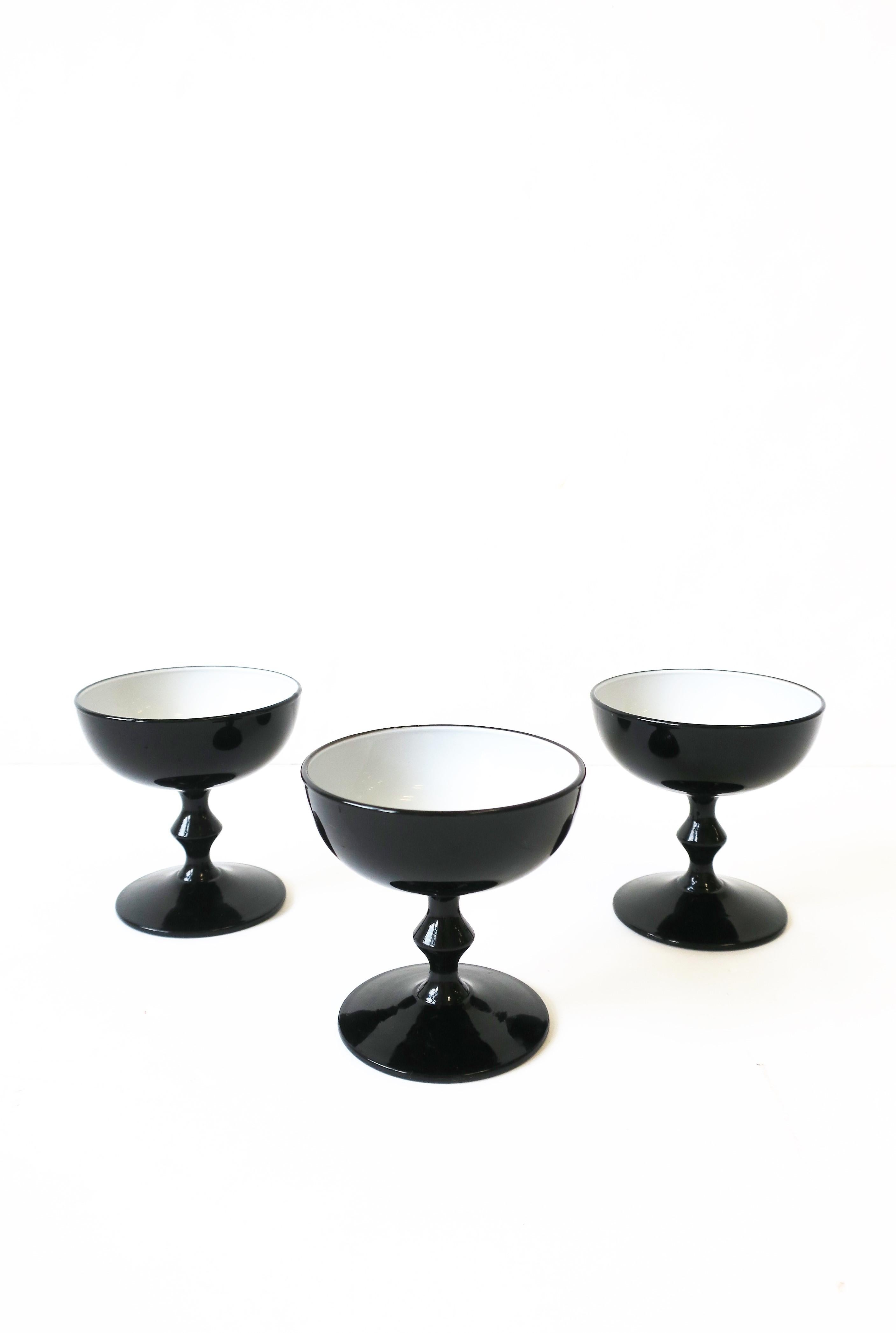 Italian Murano Black and White Champagne Coupes Glasses by Carlo Moretti  In Good Condition In New York, NY