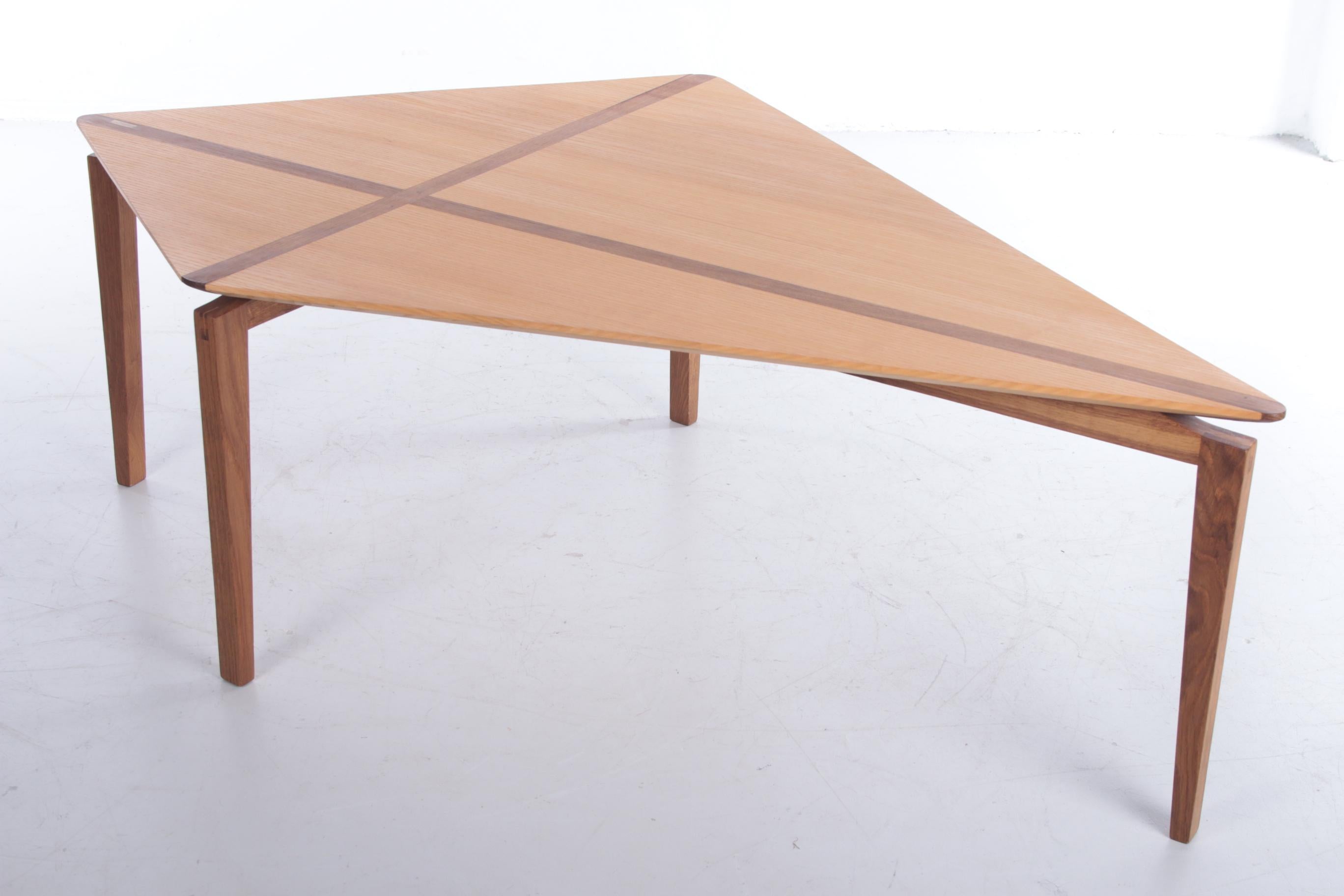 Il s'agit d'une table basse fabriquée et conçue par Stefan Göransson. Elle est fabriquée en bois de hêtre avec un plateau très spécial qui ressemble à un cerf-volant.

Les différentes pièces de bois qui ont été incorporées dans le design donnent à