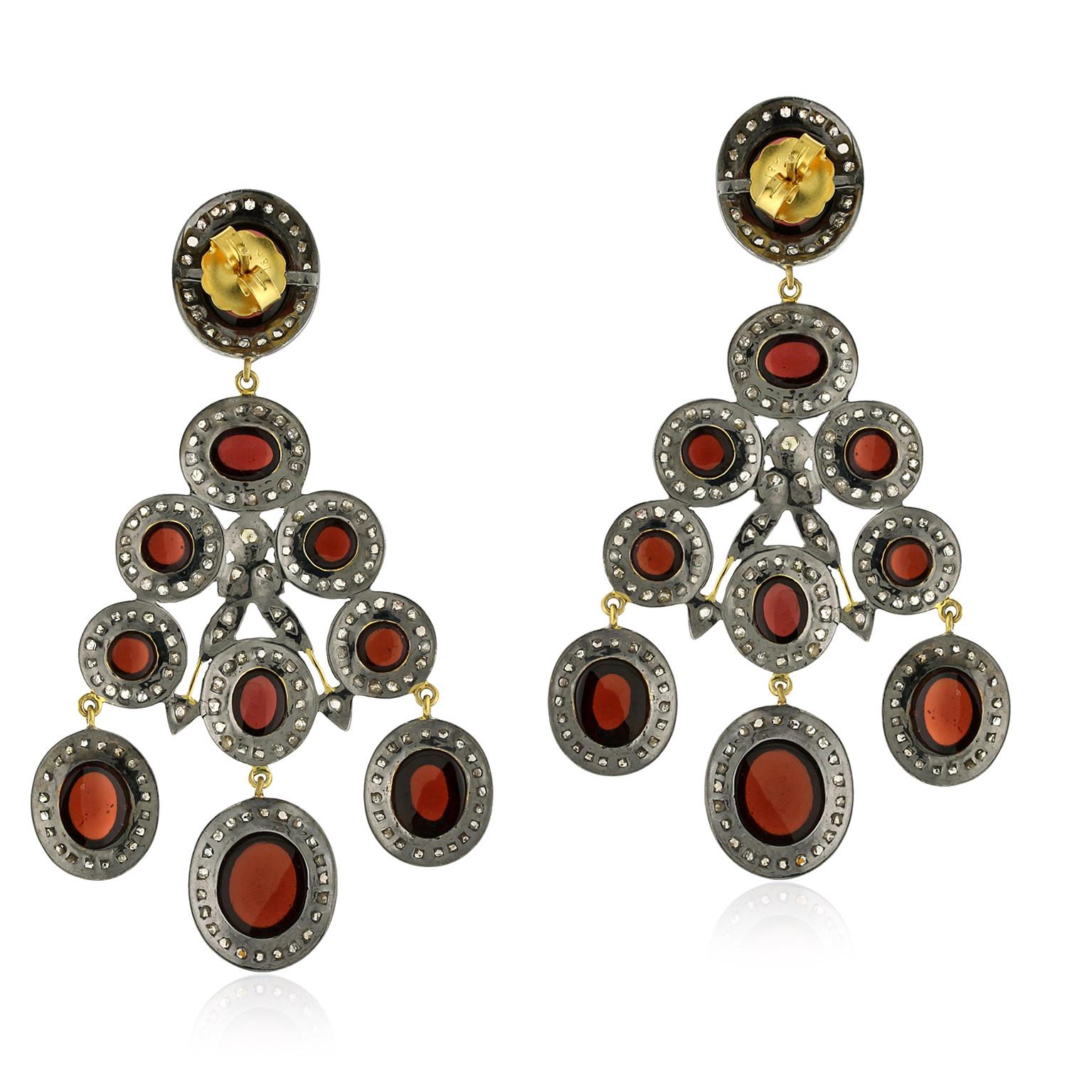 This designer Chandelier Cabochon Garnet and diamond Earring in Gold and Silver is lovely and very charming.

18kt gold:9.17gms
Diamond:7.28ct
Silver:11.73gms
Garnet:54.10cts

