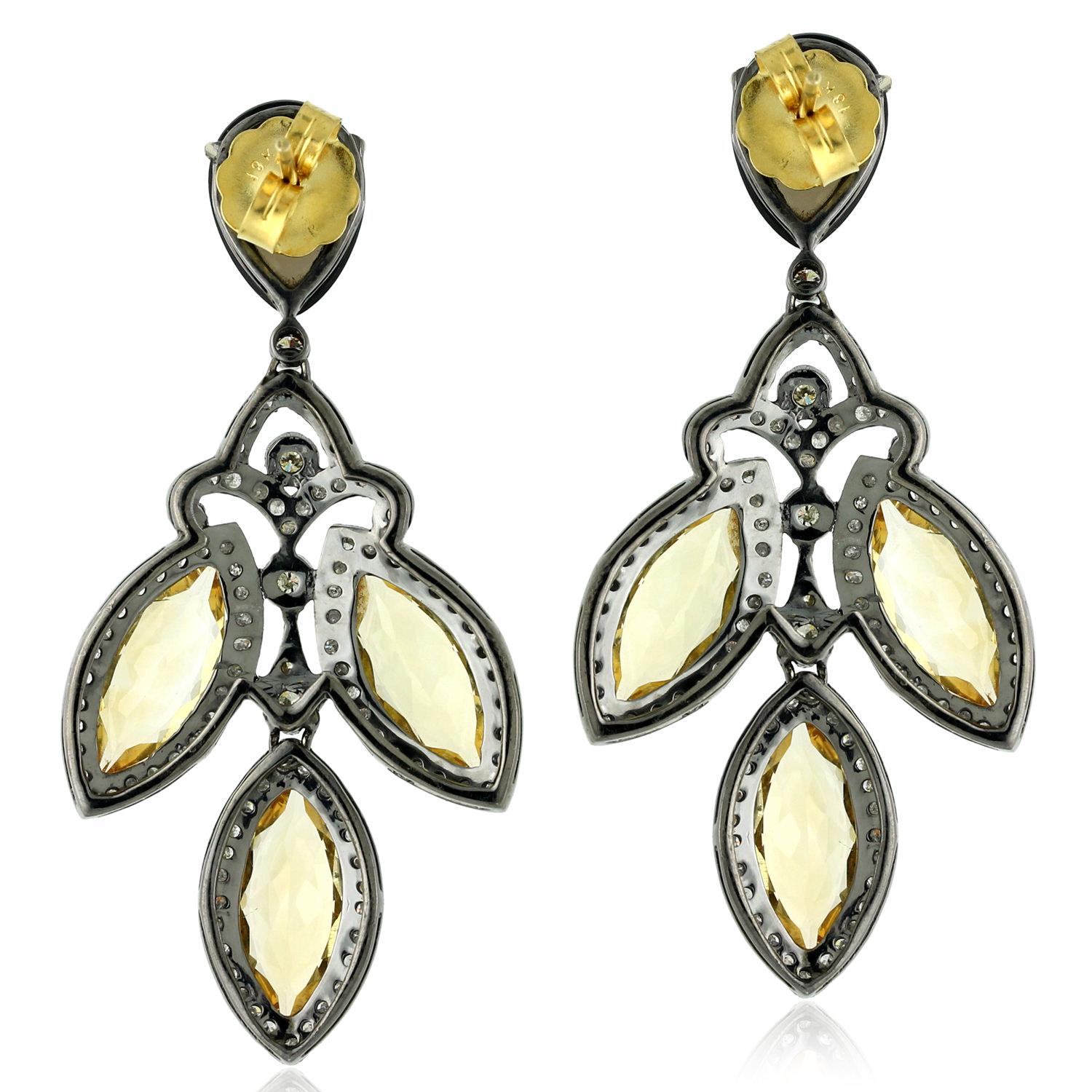 Designer Chandelier Citrine Smoky Quartz and Diamond Earrings in Gold and Silver

18kt gold: 2.62gms
Diamond: 3.1cts
Silver: 10.1gms
Citrine: 16.00cts
Smoky Quartz: 11.65cts
