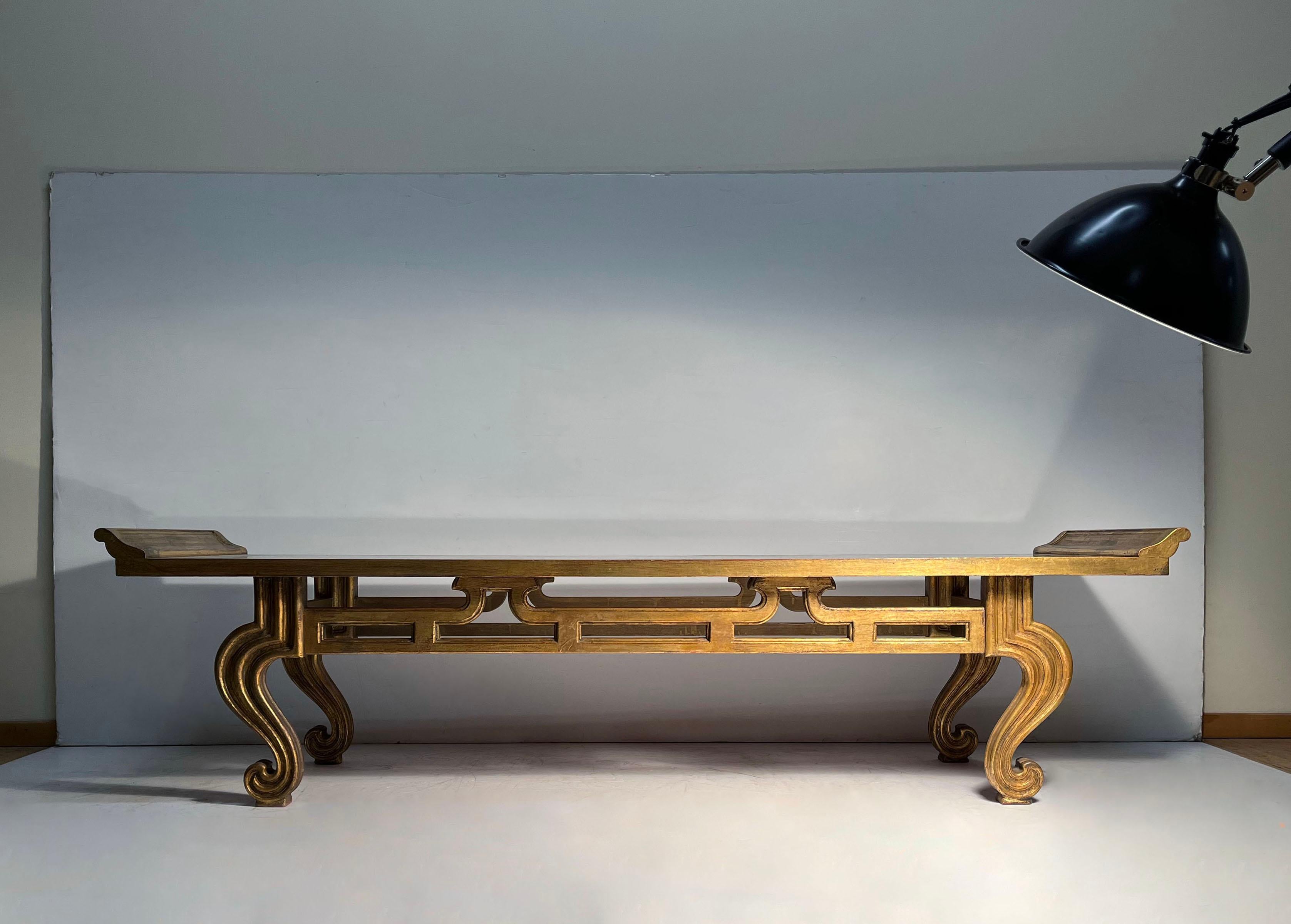 Meraviglioso tavolo da cocktail/caffè o console bassa in stile Tony Duquette / James Mont.  A. Silver Antique Mirror Piano in vetro.  Prodotto in Italia. 

16 1/8