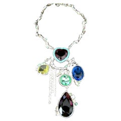 Il designer Christian Lacroix ha firmato la collana con cuore gioiello e charm multipli.
