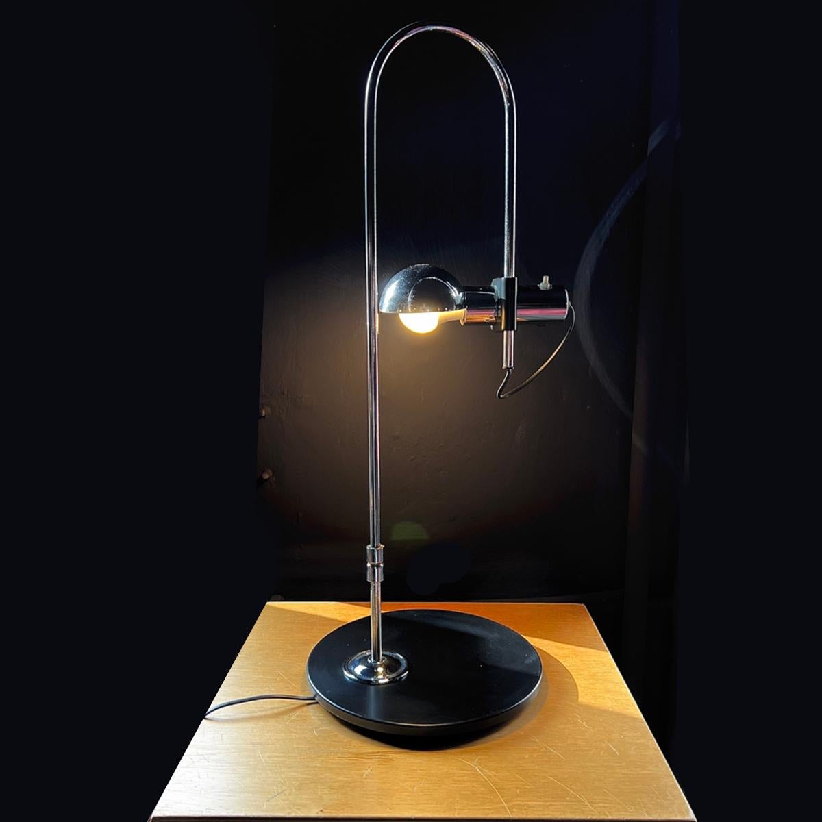 This desk lamp boasts a commanding presence, perched upon a sturdy metal base measuring 30 cm in diameter and towering at a remarkable height of 74 cm. Its impressive stature is matched only by its versatility; the head of the lamp can effortlessly