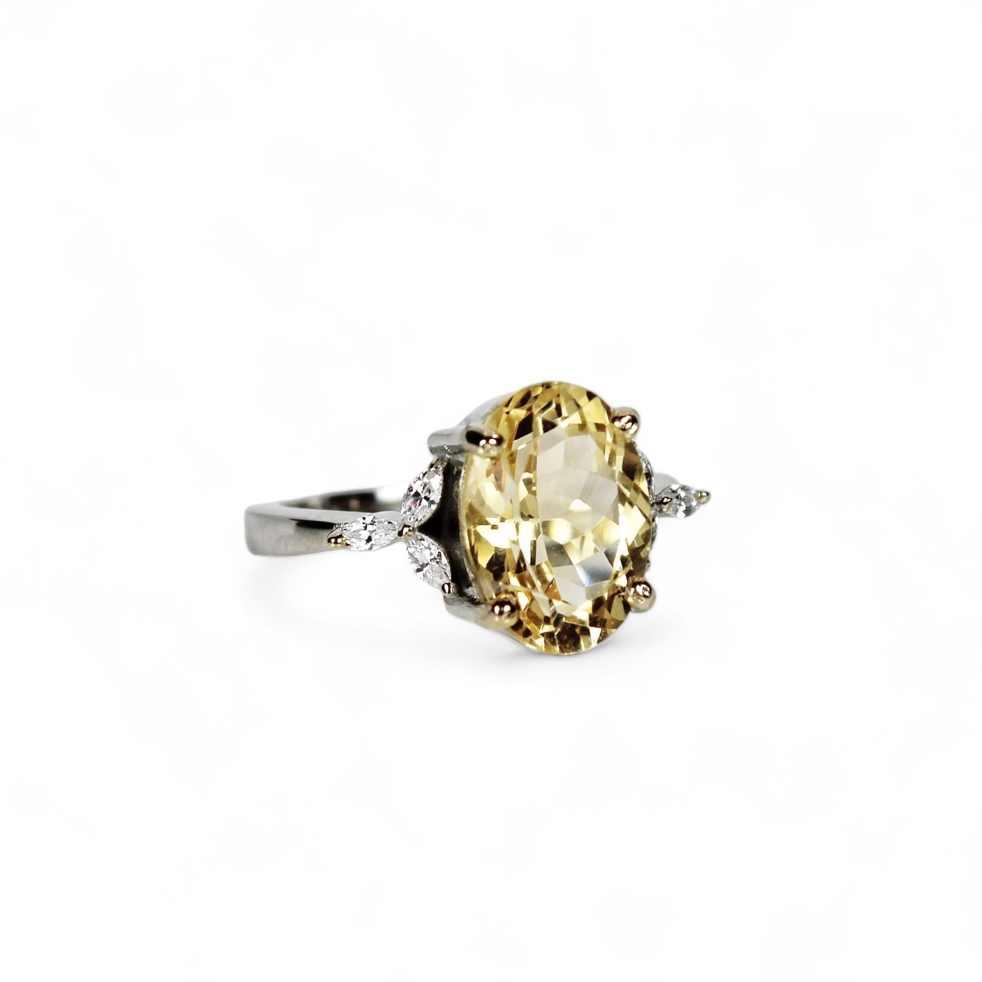 Métal - Argent
Taille de l'anneau indien - 11
Poids brut du produit - 4.130 grammes
Pierre précieuse - Citrine naturelle
Poids de la pierre - 3,45 carats
Forme de la pierre - Ovale
Taille de la pierre - 12 x 8 mm
Diamants - Swarovski

Élégante bague