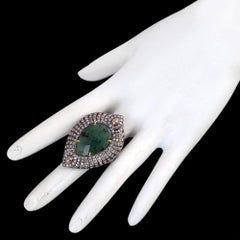 Designer Designer-Cocktailring mit Smaragdstein in der Mitte, umgeben von Diamanten in Pavé-Fassung