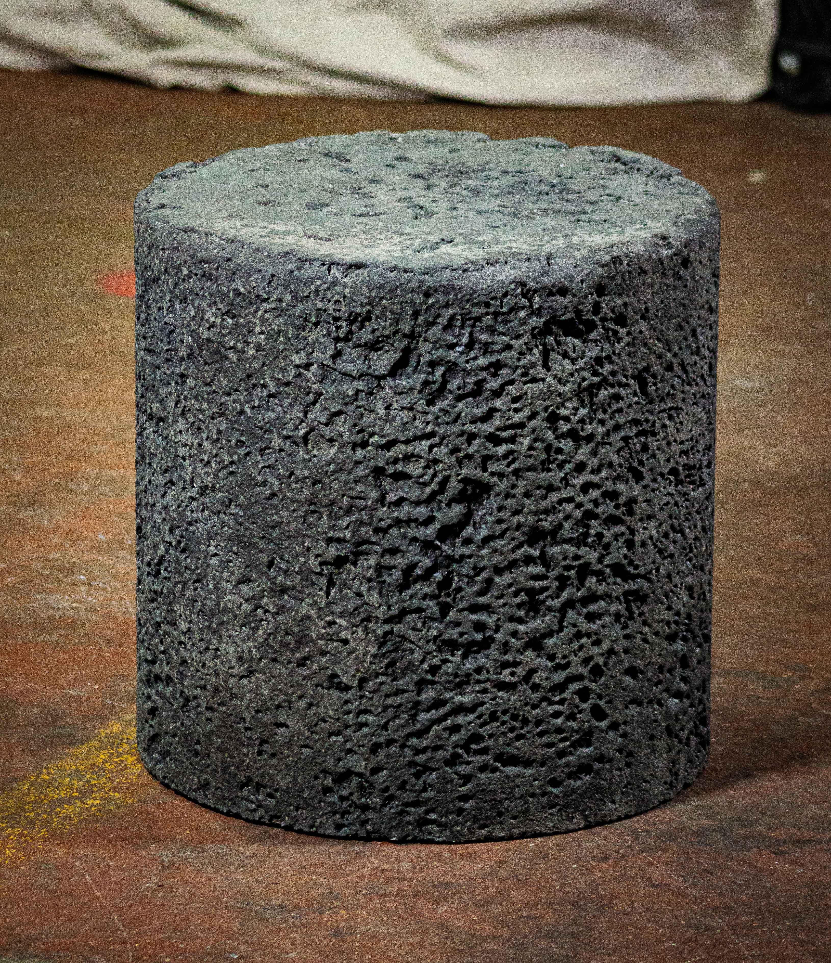 Design-Betontrommel - Linie DEGRADATION  angefressenes Schwarz - von Dylan Myers (Sonstiges) im Angebot