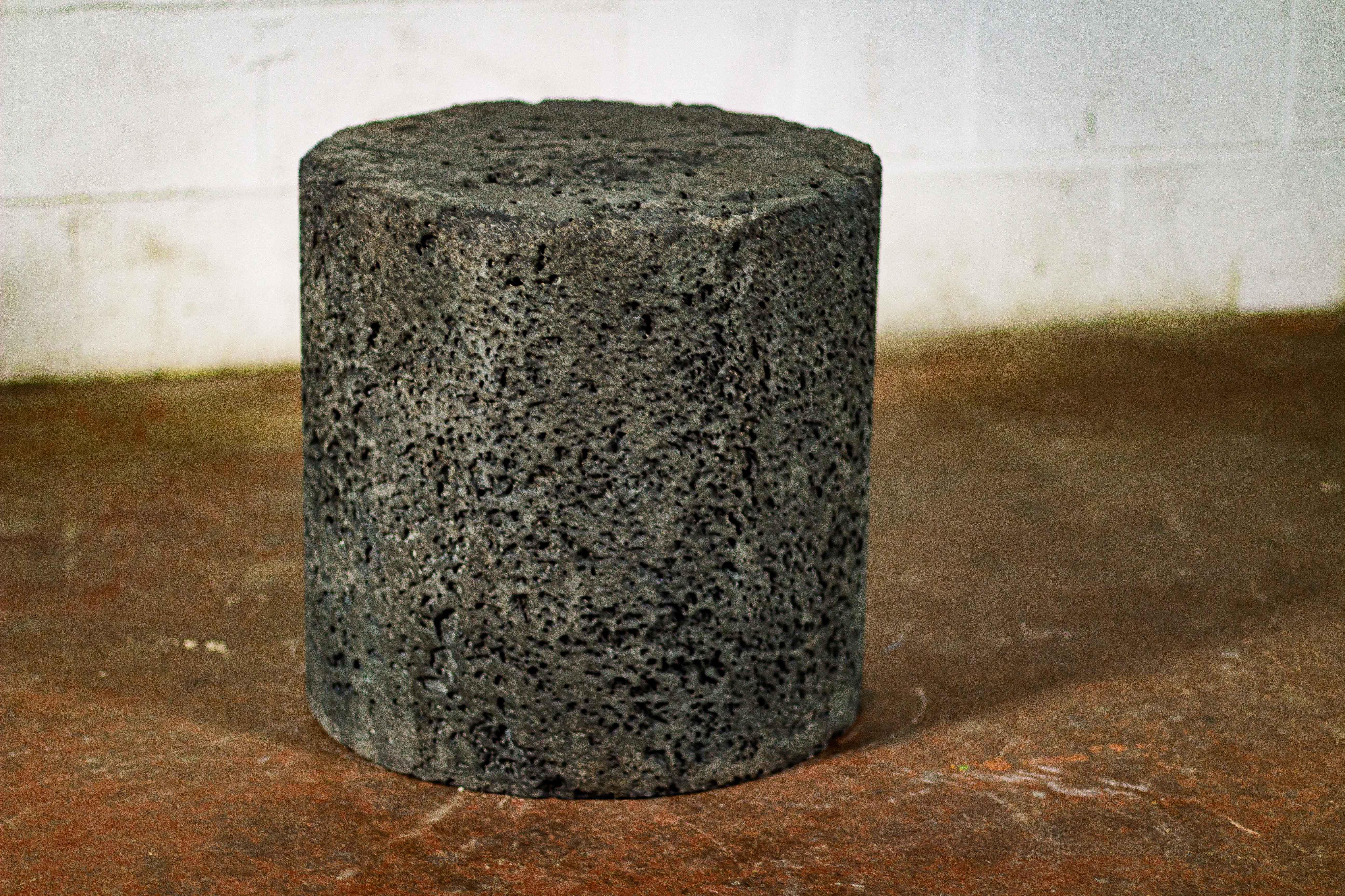 Design-Betontrommel - Linie DEGRADATION  angefressenes Schwarz - von Dylan Myers (amerikanisch) im Angebot