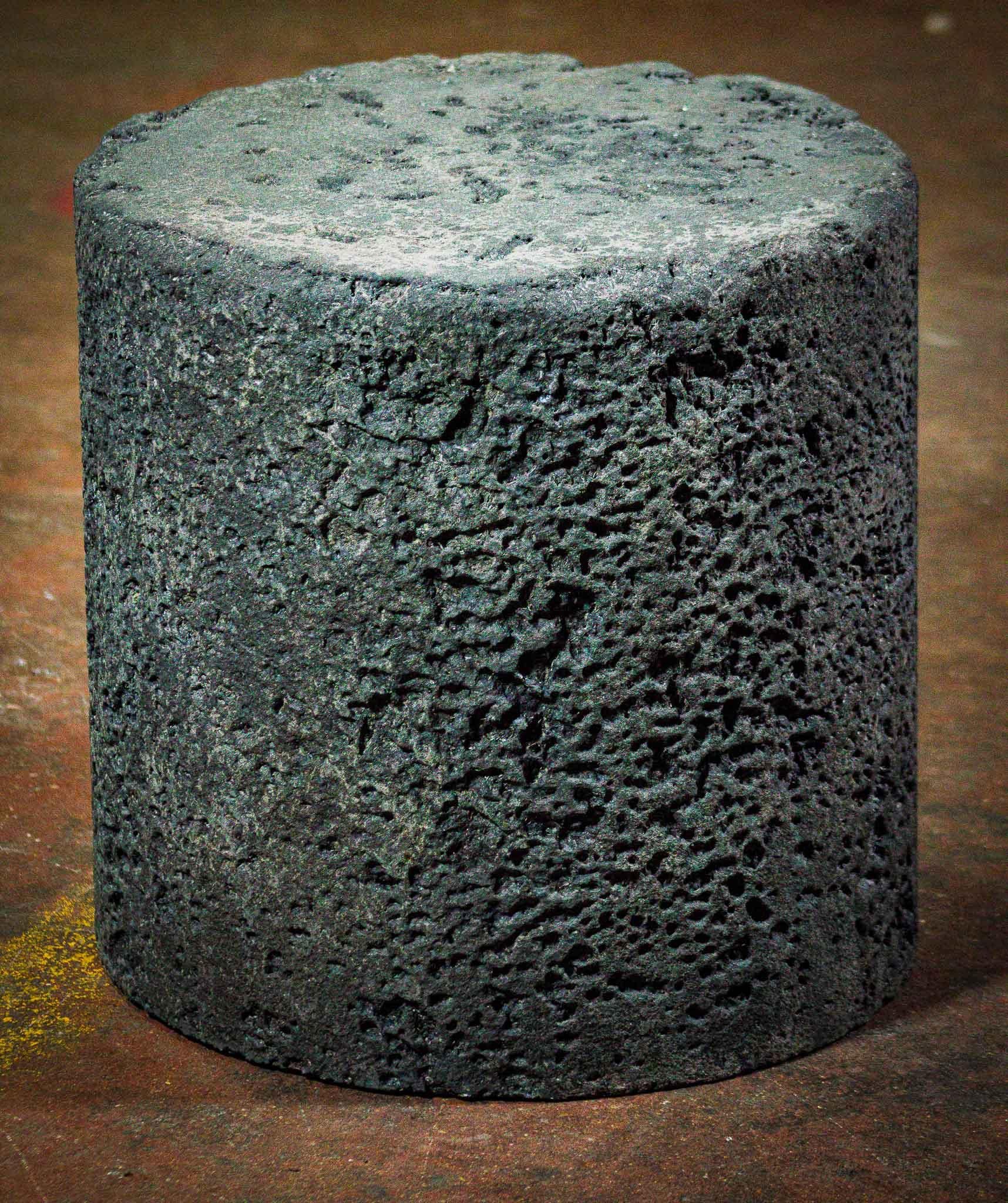 Design-Betontrommel - Linie DEGRADATION  angefressenes Schwarz - von Dylan Myers (21. Jahrhundert und zeitgenössisch) im Angebot