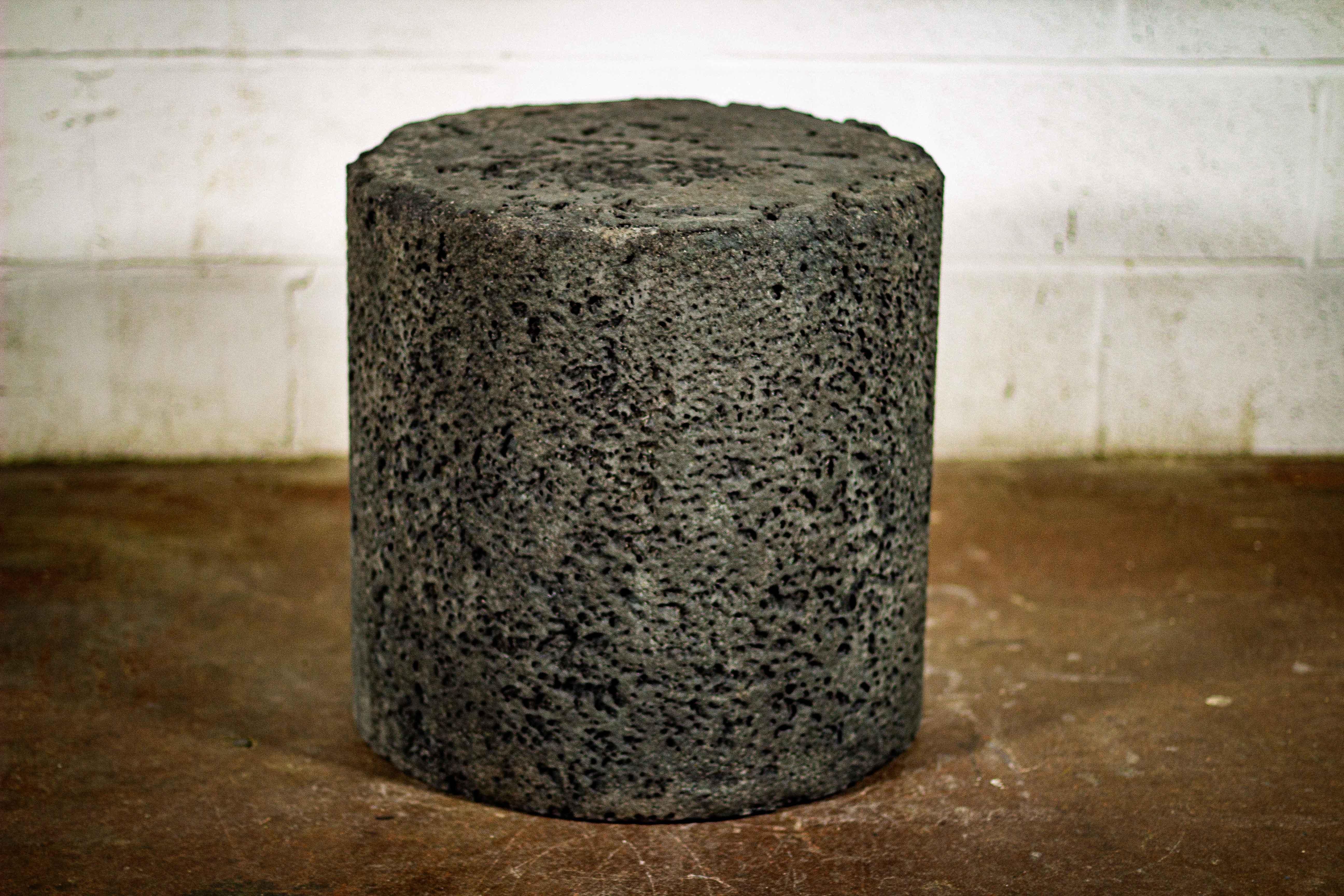 Design-Betontrommel - Linie DEGRADATION  angefressenes Schwarz - von Dylan Myers im Angebot 1