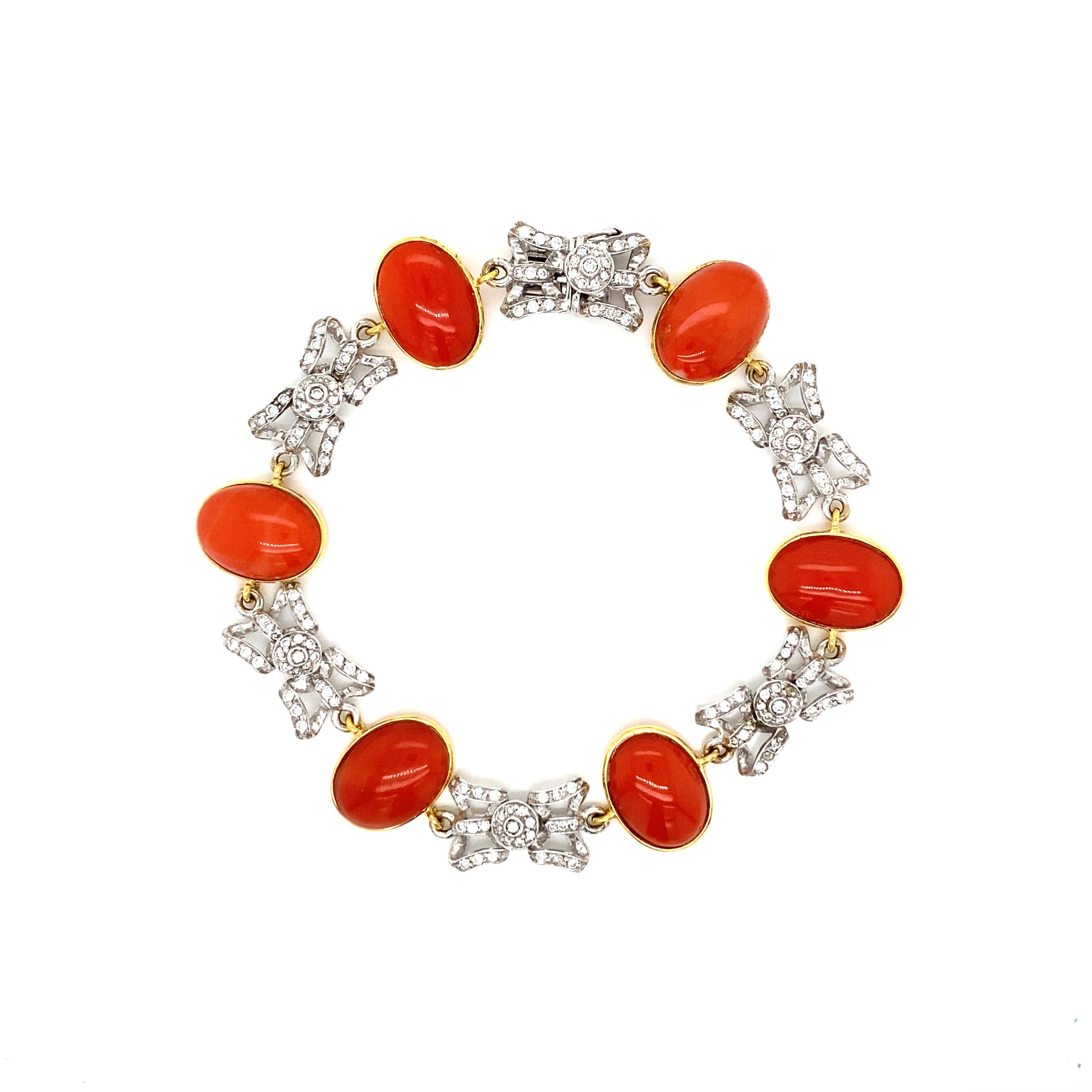 A fine and elegant 18k yellow and white Gold bracelet handcrafted in Italy by the Florentine designer 