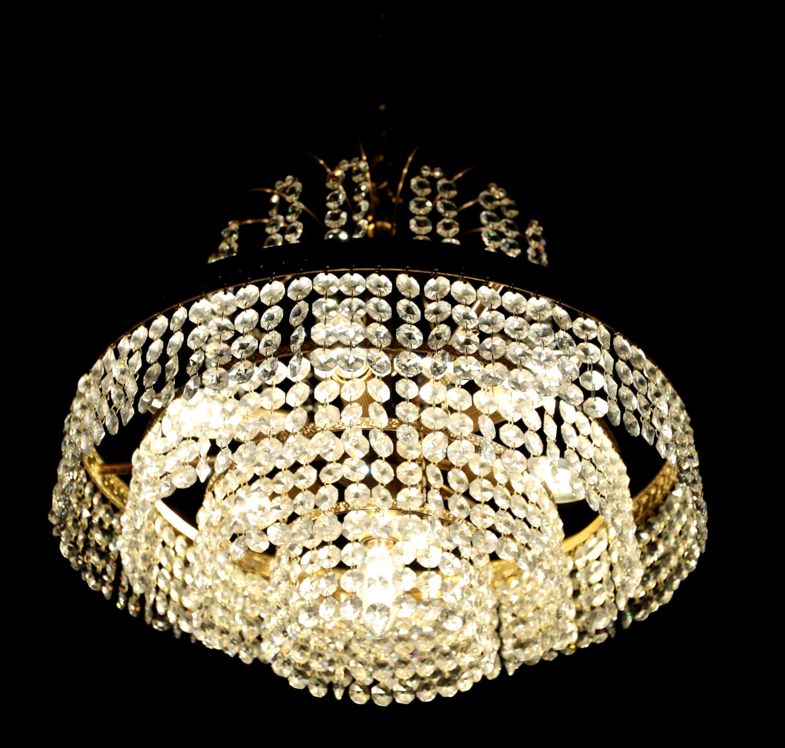 Designer crystal chandelier with cascading pendants

Brass chandelier with pendants made of hand-cut and polished crystal eyes in 4 tiers, which form a cascade of pendants. The chandelier is for 7 bulbs with a classic E 14 candle thread, normal,