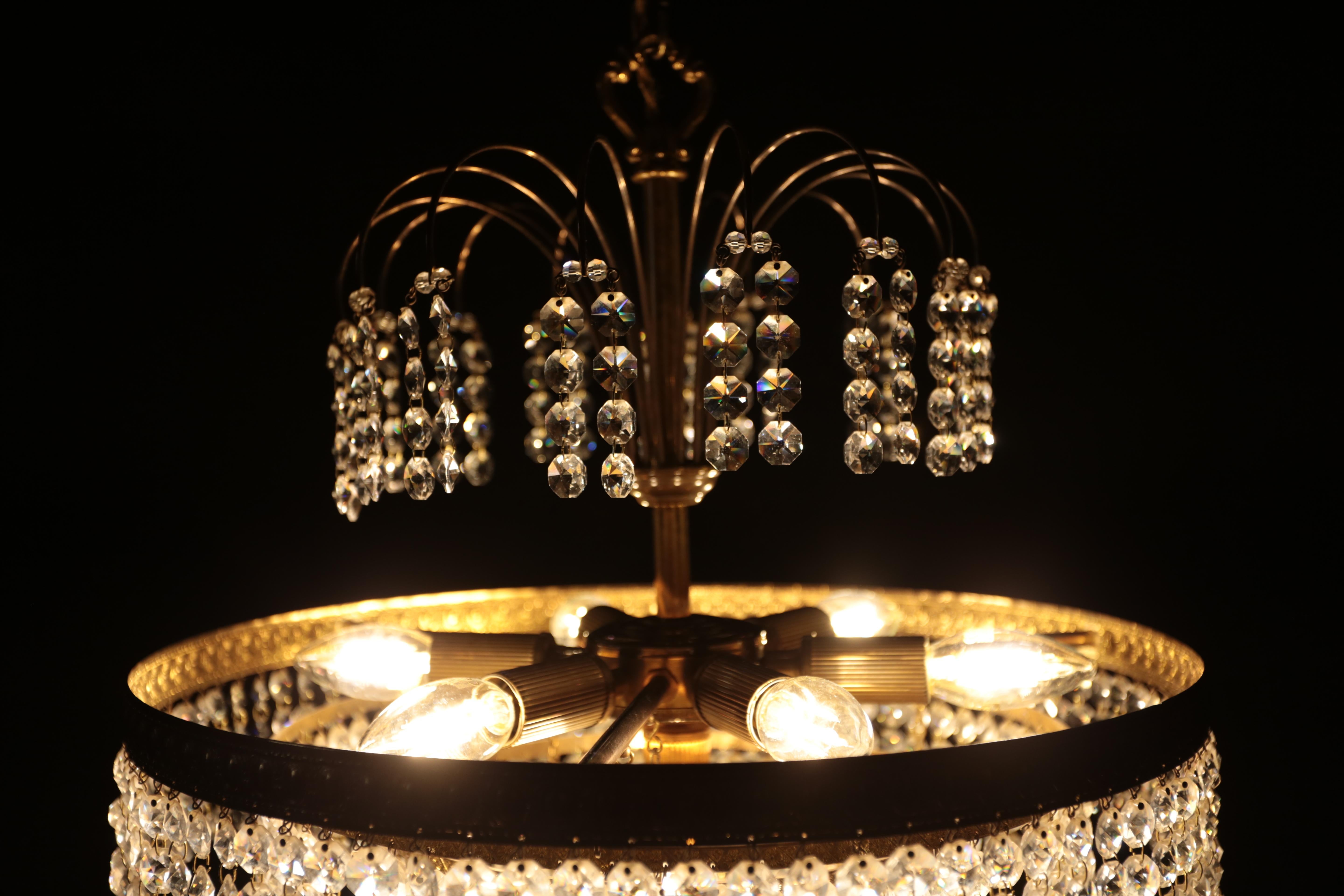 Late 20th Century Designer crystal chandelier with cascading pendants For Sale