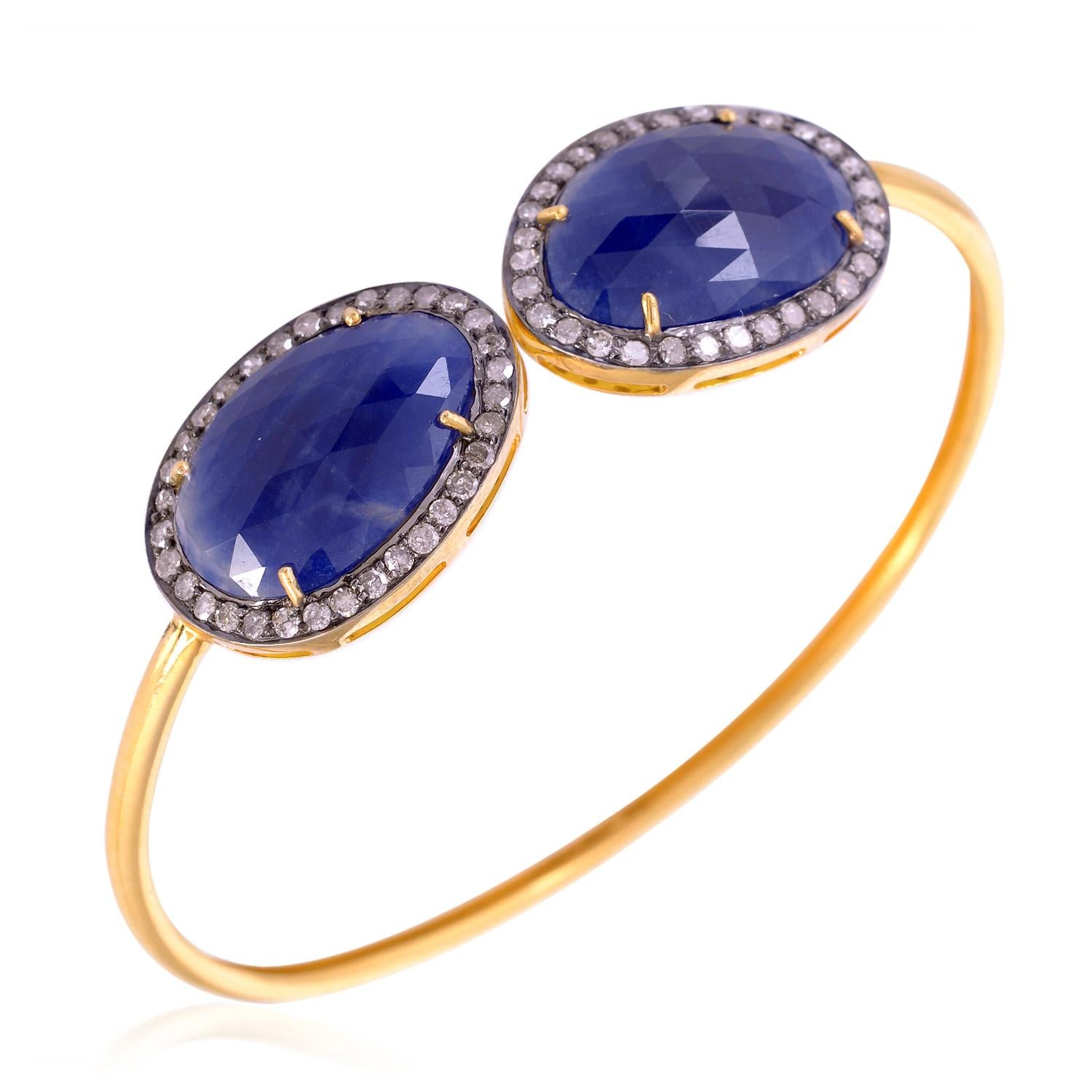 Designer-Manschettenarmband mit blauen Saphirsteinen, umgeben von Pavé-Diamanten (Moderne) im Angebot