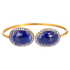 Bracciale firmato con pietre di zaffiro blu circondate da pavé di diamanti