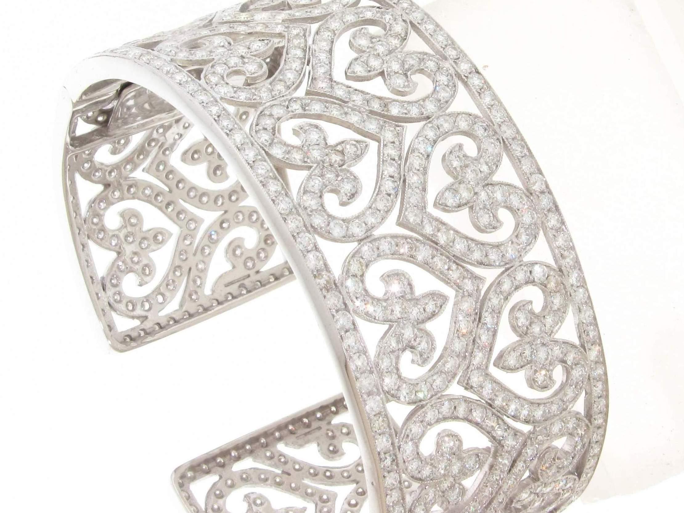 Designer-Manschettenarmband mit runden Diamanten.  D6.55ct.t.w. (Rundschliff) im Angebot