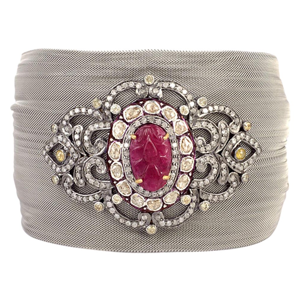 Manchette de créateur avec motif de pierre centrale en rubis sculpté et diamants pavés en maille d'acier en vente