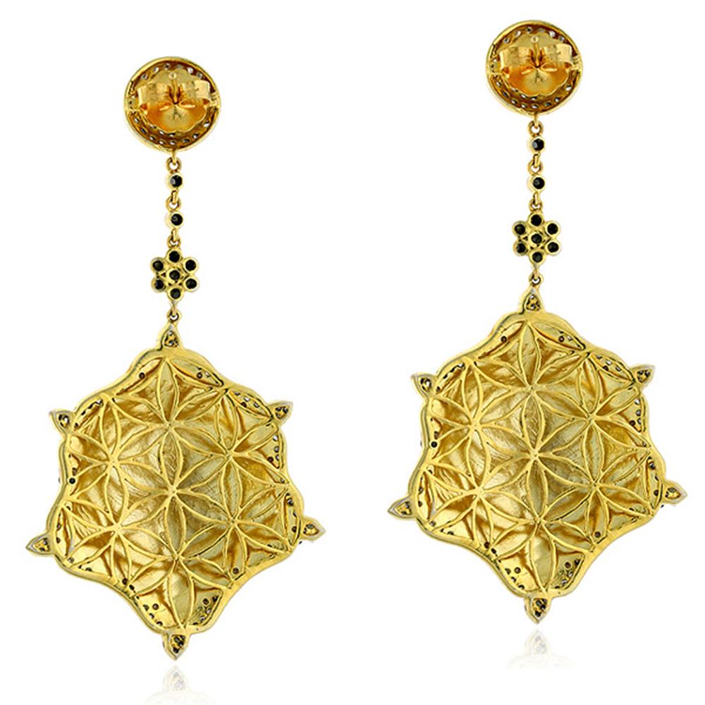 
Designer Dangle Diamond and Turquoise Enamel Earring in Gold and Silver, the back of this earring is beautifully hand carved in gold.

18kt Gold:2.36gms
Diamond:3.82cts
Silver:22.81gms
Enamel:1.45gms
