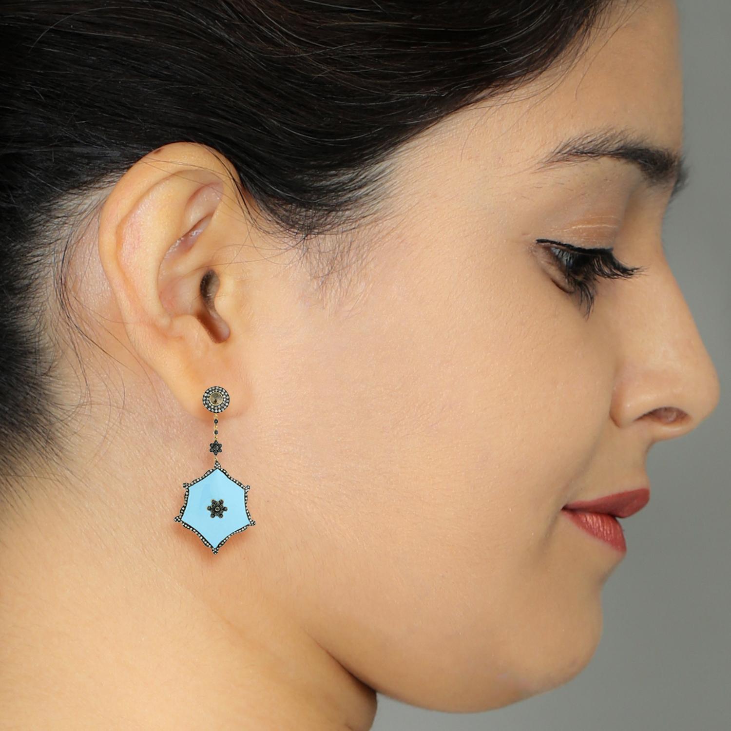 
Orecchino di design con diamante e smalto turchese in oro e argento. Il retro di questo orecchino è splendidamente intagliato a mano in oro.

18kt Gold:2.36gms
Diamond:3.82cts
Silver:22.81gms
Enamel:1.45gms
