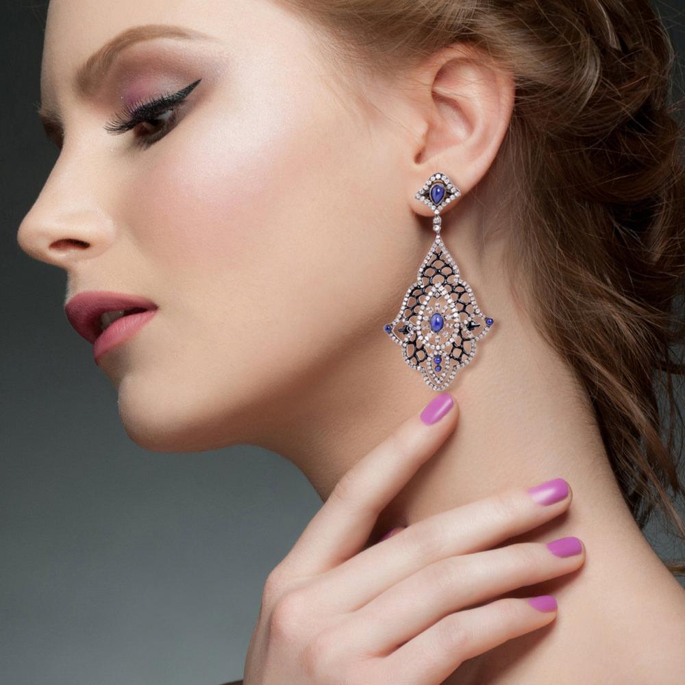 18kt Gold :1.43gms
Diamond :4.67cts
Silver:18.546gms
Sapphire:3.55cts,
Size;74X37MM