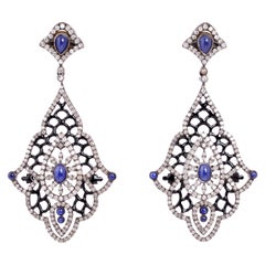 Orecchino pendente di design con zaffiro e pavé di diamanti in oro e argento