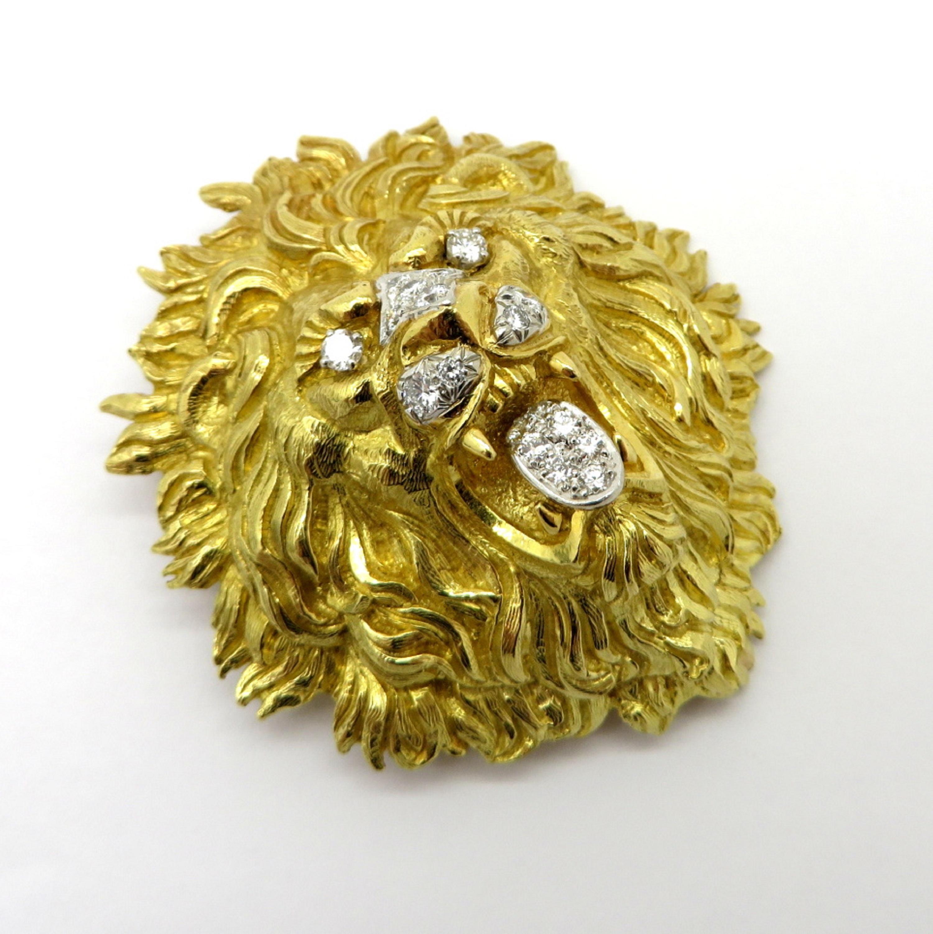 Estate designer David Webb 18K yellow gold and platinum diamond lion brooch/pendant. Interspersed with numerous round brilliant cut diamonds, prong set, weighing approximately 1.25 carats. Diamond grading: color grade: F. Clarity grade: VS1. The
