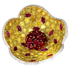 Designer De Grisogono, grande bague cocktail à fleurs avec rubis, diamants jaunes et blancs