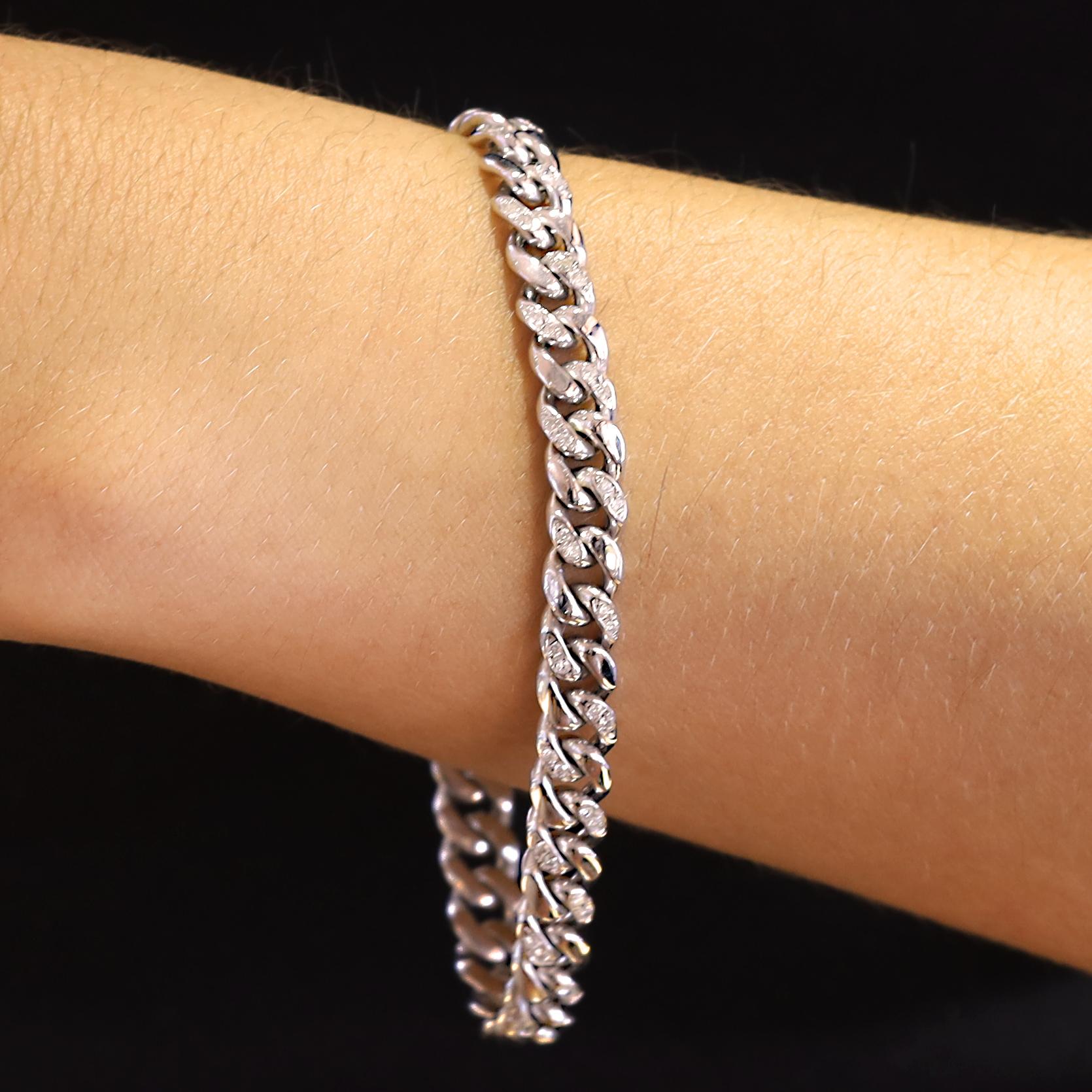 Un braccialetto di diamanti a maglie cubane in oro bianco, pesante e meraviglioso. Con i suoi 2/3 grammi di oro bianco 14k e i suoi 3/4 carati di diamanti scintillanti, questo braccialetto chic eleverà il tuo set di polsi. Abbastanza elitario da