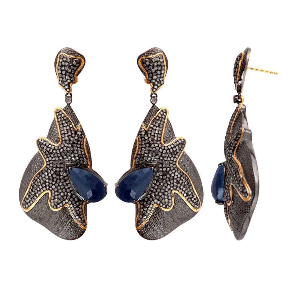 Designer Diamond and Sapphire Dangle Drop Earring in Gold and Silver is pretty and attractive.

18kt gold: 3.2gms
Diamond: 3.55cts
Silver: 26.79gms
Blue Sapphire: 10.8cts 


