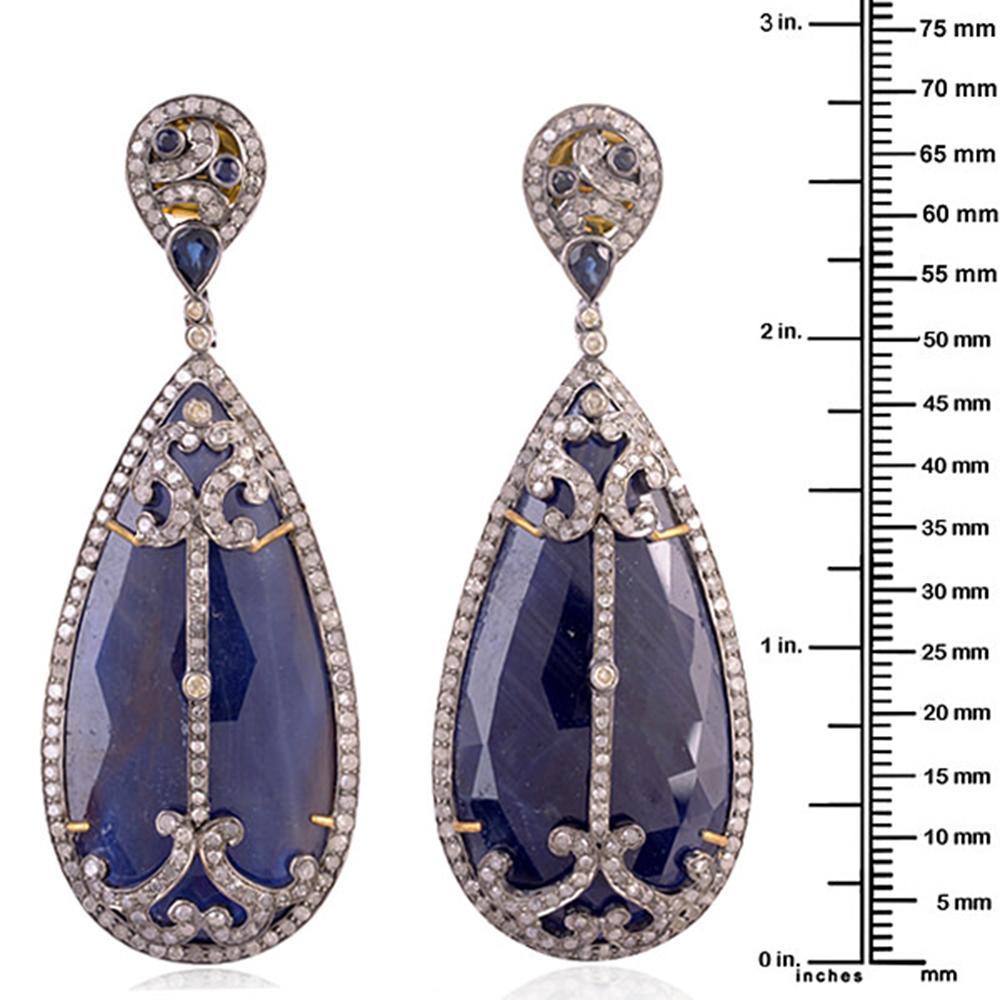 Taille poire Pendants d'oreilles de créateur en or et argent avec diamants et saphirs bleus tranchés en vente