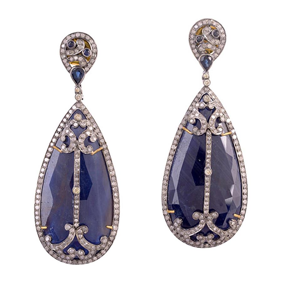 Pendants d'oreilles de créateur en or et argent avec diamants et saphirs bleus tranchés en vente