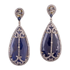 Boucles d'oreilles pendantes en or et argent ornées de diamants et de saphirs bleus en tranches