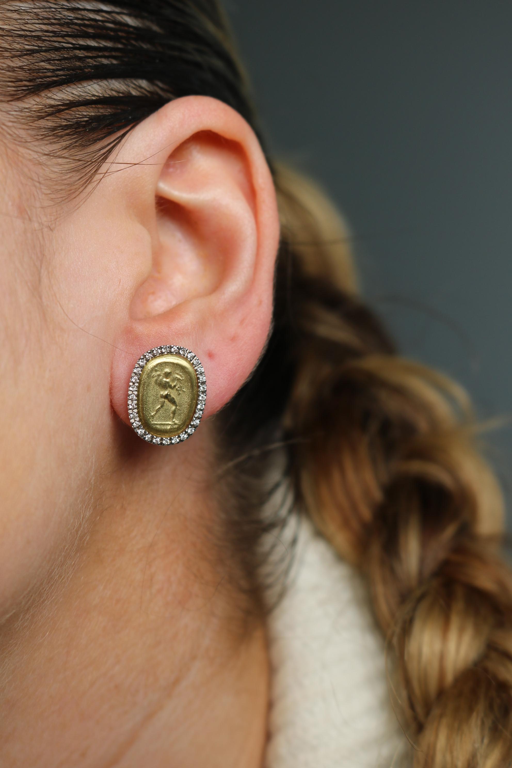 Clous d'oreilles pièce de créateur en or jaune 18 carats et diamants par MAZ en vente 6