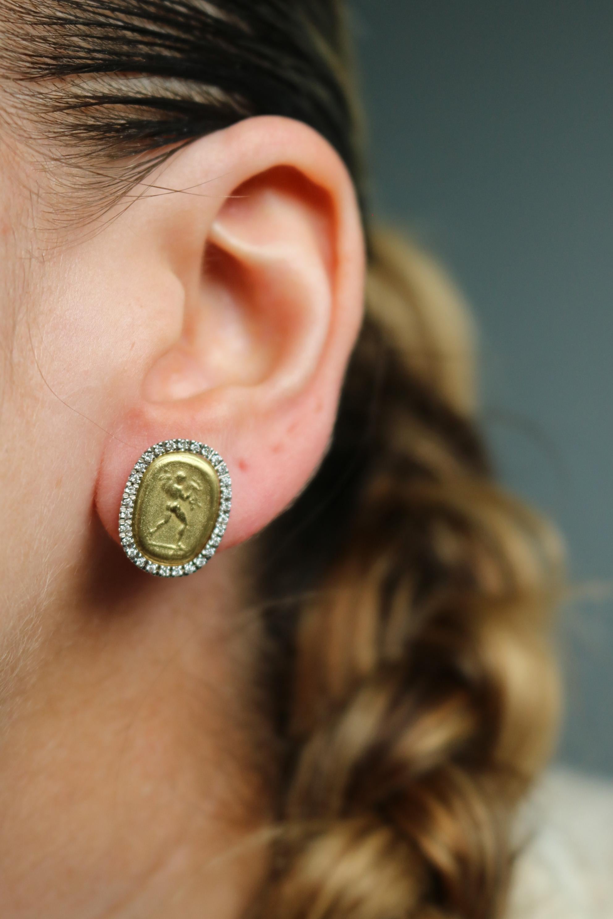 Moderne Clous d'oreilles pièce de créateur en or jaune 18 carats et diamants par MAZ en vente