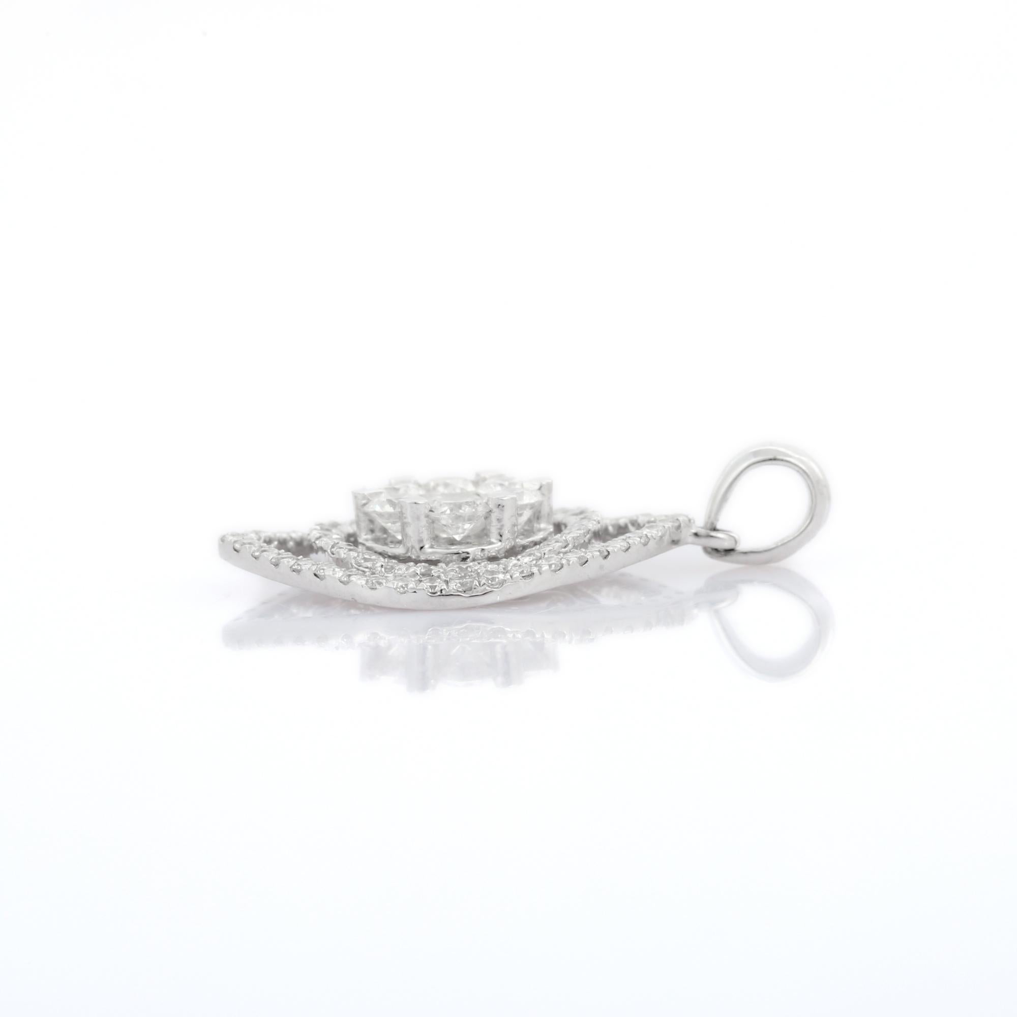 Long pendentif Fleur de diamant en or 18K. Il comporte des diamants de taille ronde qui complètent votre look avec une touche décente. Comme vous le savez, les diamants sont associés à la force, à l'amour et à la santé. 
Les pendentifs sont utilisés
